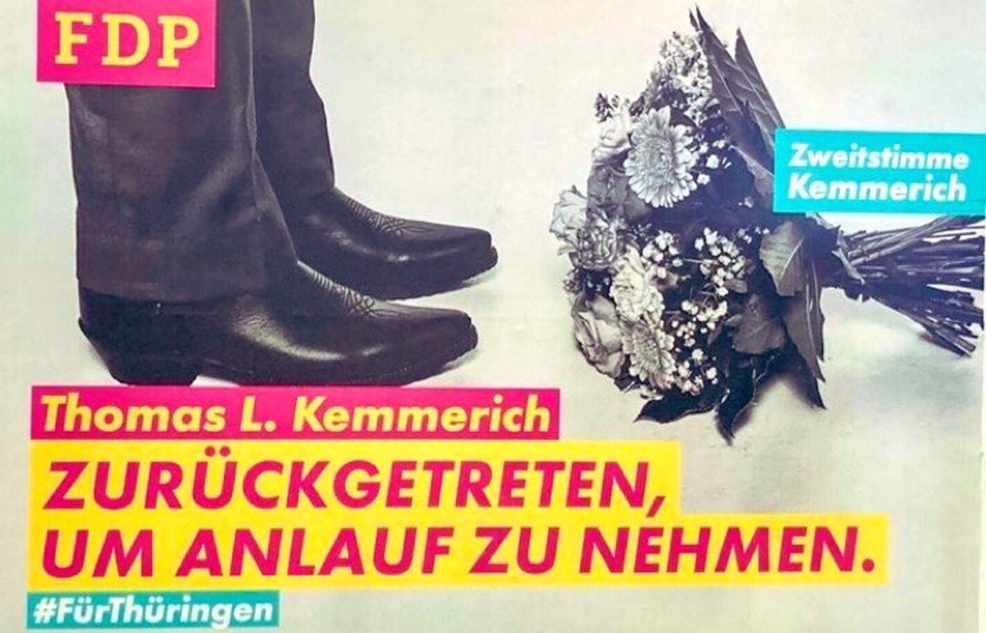 Wahlplakat der FDP Thüringen. Bild mit Blumenstrauß, der Kemmerich vor die Füße geworfen wurde, als er 2020 mit den Stimmen der AfD zum Ministerpräsidenten gewählt wurde. Dazu der Spruch: "Zurückgetreten, um Anlauf zu nehmen"