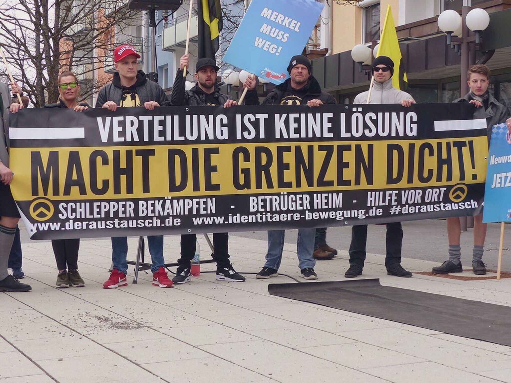 Banner der Identitären: Macht die Grenzen dicht!