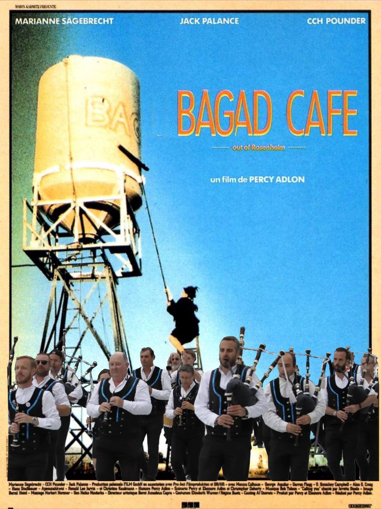 Affiche du film Bagdad Café, renommé en Bagad Café. 
Au premier plan, un bagad joue de la musique.
#LesFatalsPicsart