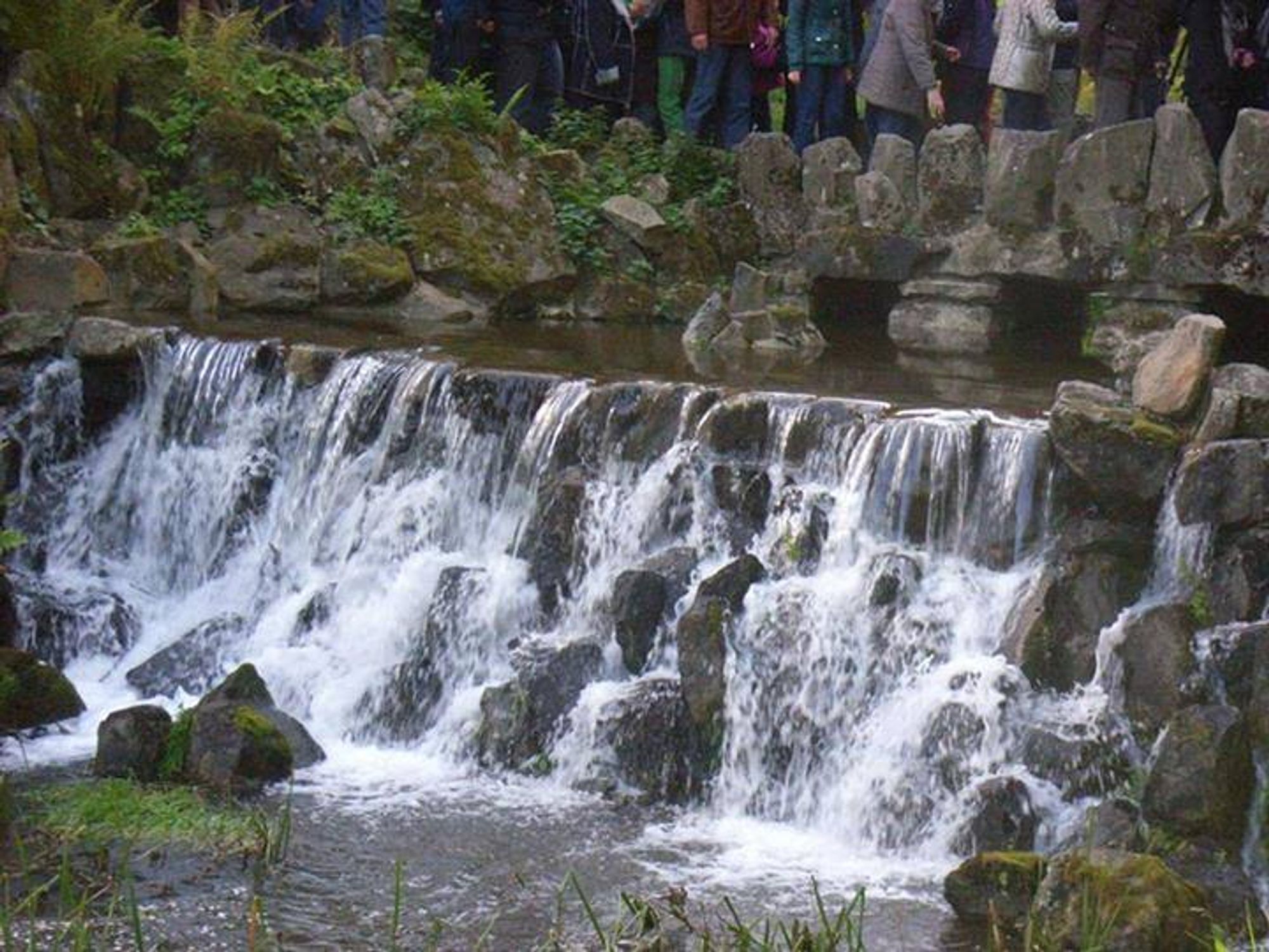 Bachlauf inklusive WasserFall, unterhalb des Herkules, im Bergpark WilhelmsHöhe in Kassel.