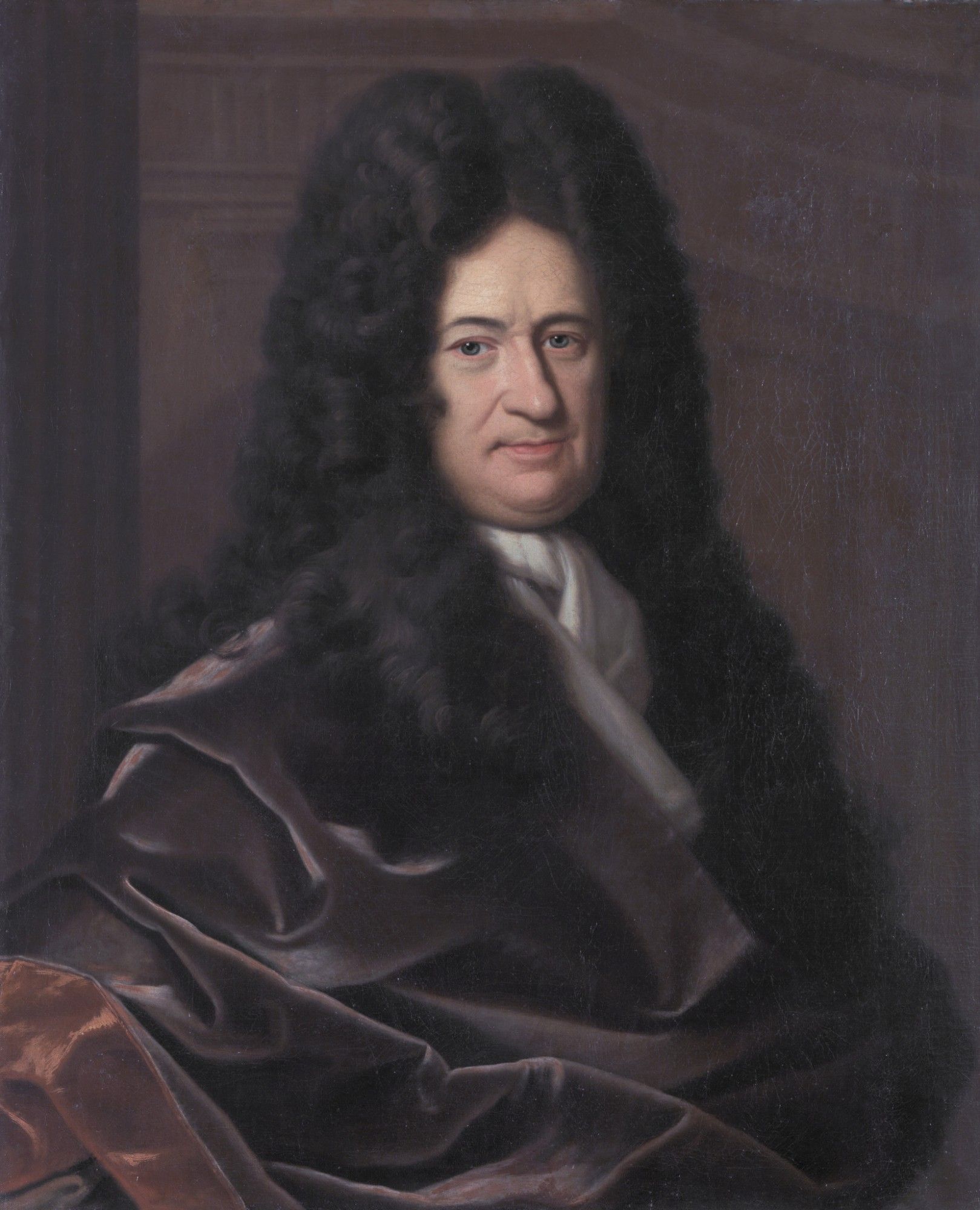 Pintura clássica de Gottfried Wilhelm Leibniz, um homem de pele clara com cabelos longos e encaracolados, vestindo um manto escuro e formal. Ele está retratado de frente, com uma expressão serena, quase neutra, em um ambiente simples e de tonalidades escuras.