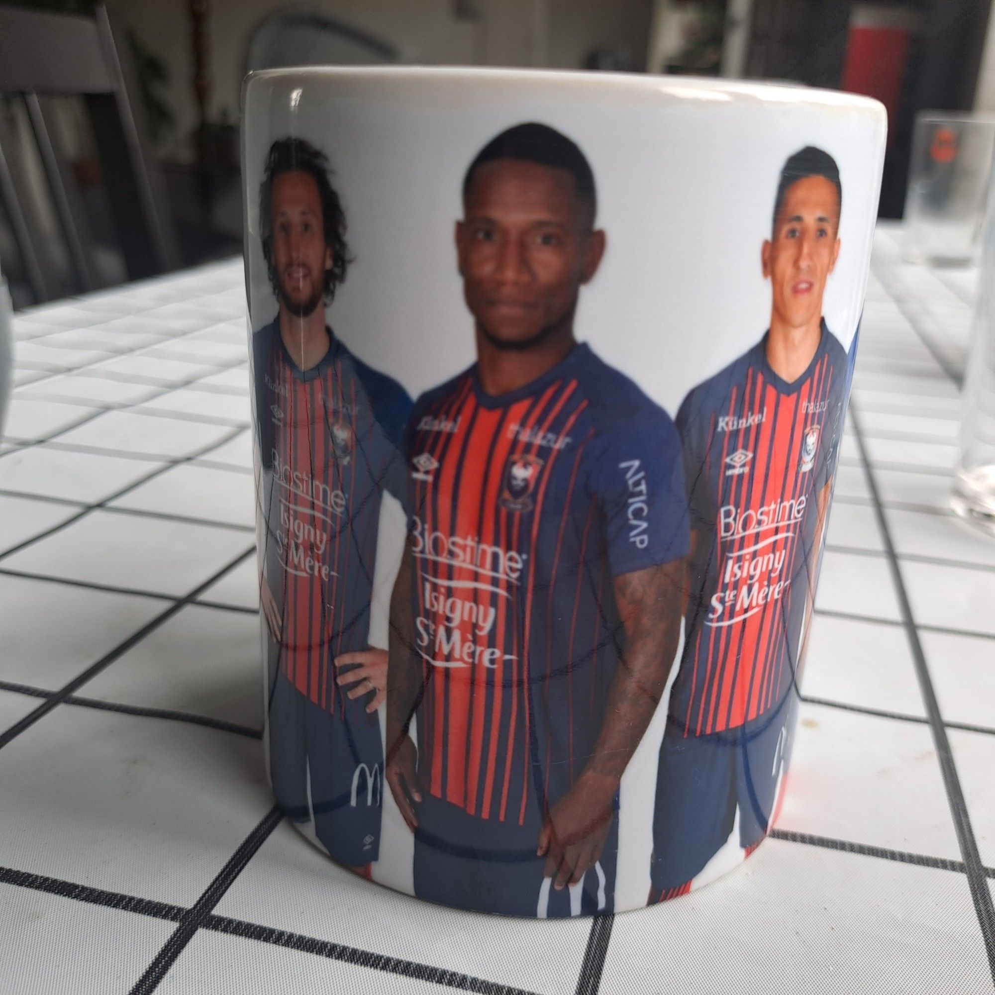 Mug McDonald's avec des joueurs du smcaen 
Paul baysse
Claudio beauvue 
Faycal fajr