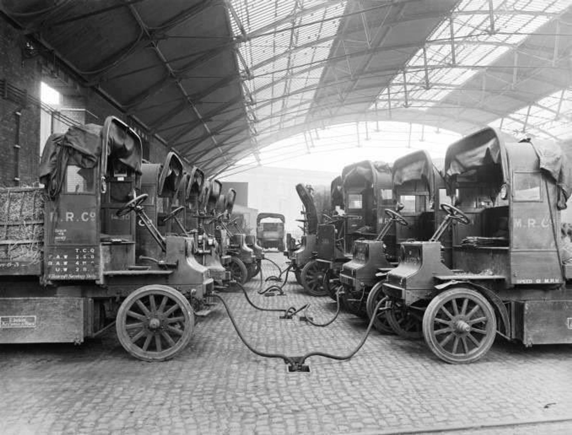 E-Autos werden im Jahr 1917 mit Strom betankt.