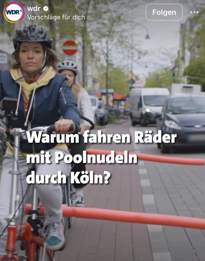 Kachel auf der zwei Fahrräder mit Poolnudel zu sehen sind mit der Aufschrift: "Warum fahren Räder mit Poolnudel durch Köln?"