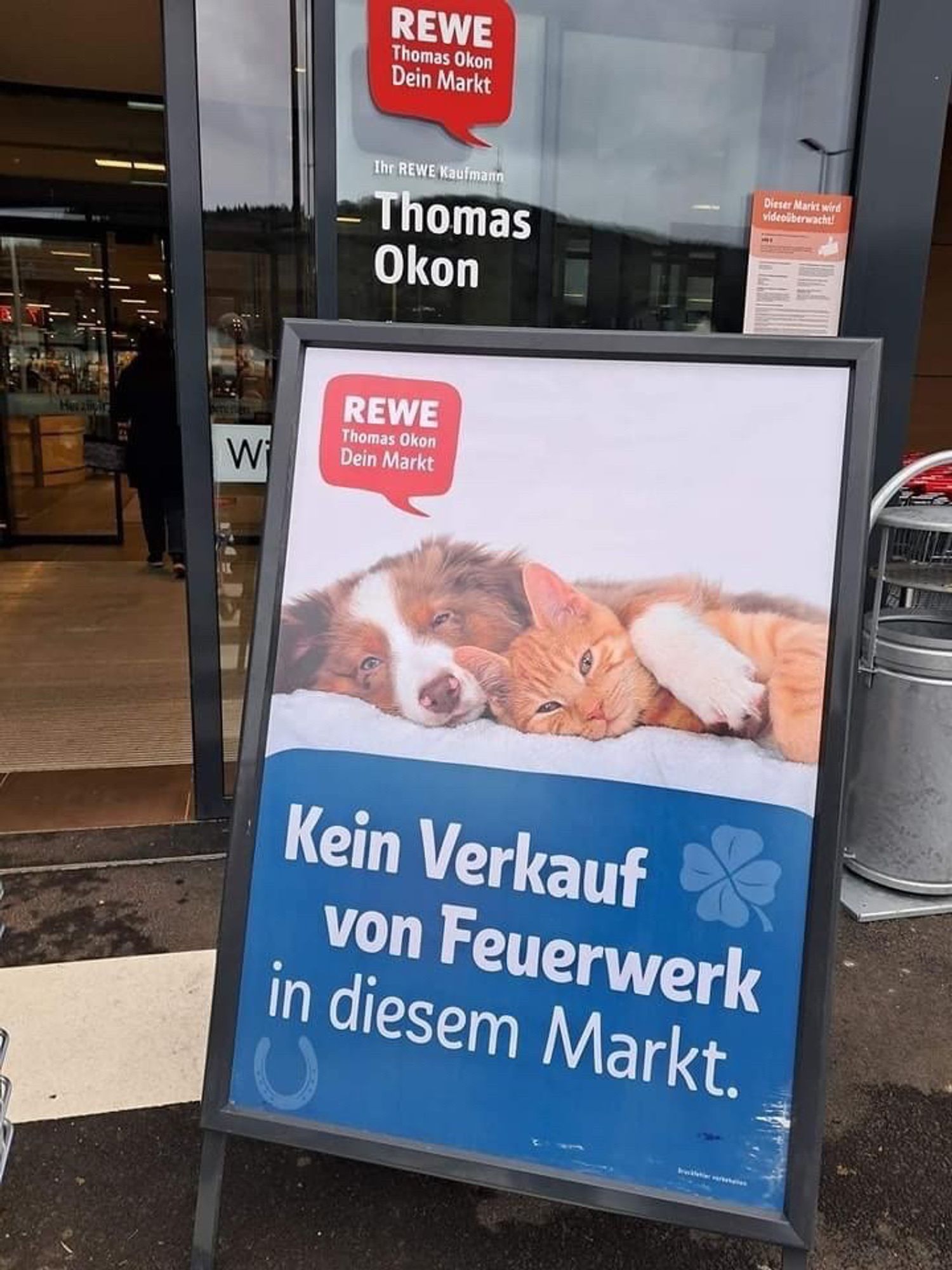 Ein Schild von Rewe auf dem steht, dass in diesem Supermarkt kein Feuerwerk verkauft wird.