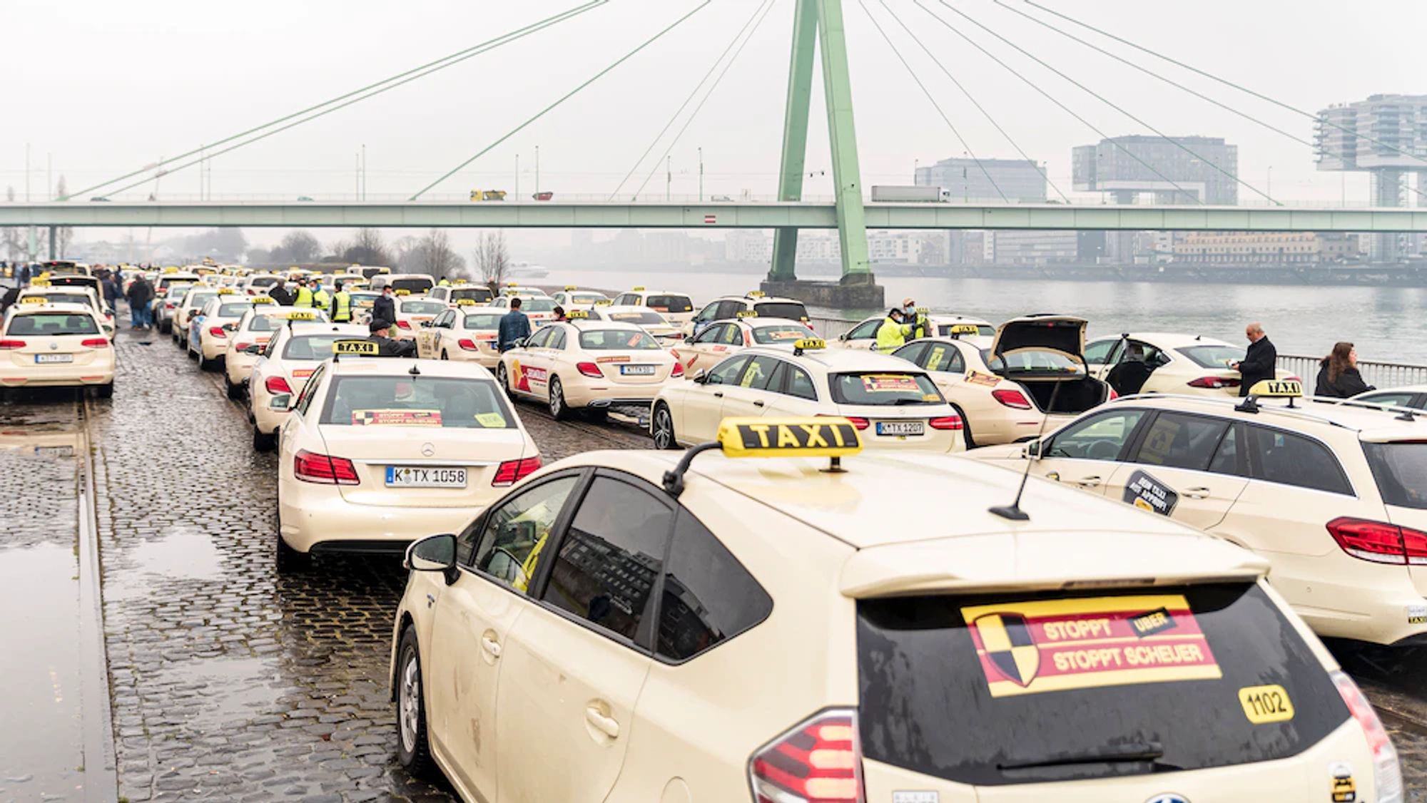 Taxis am Rheinufer in Köln