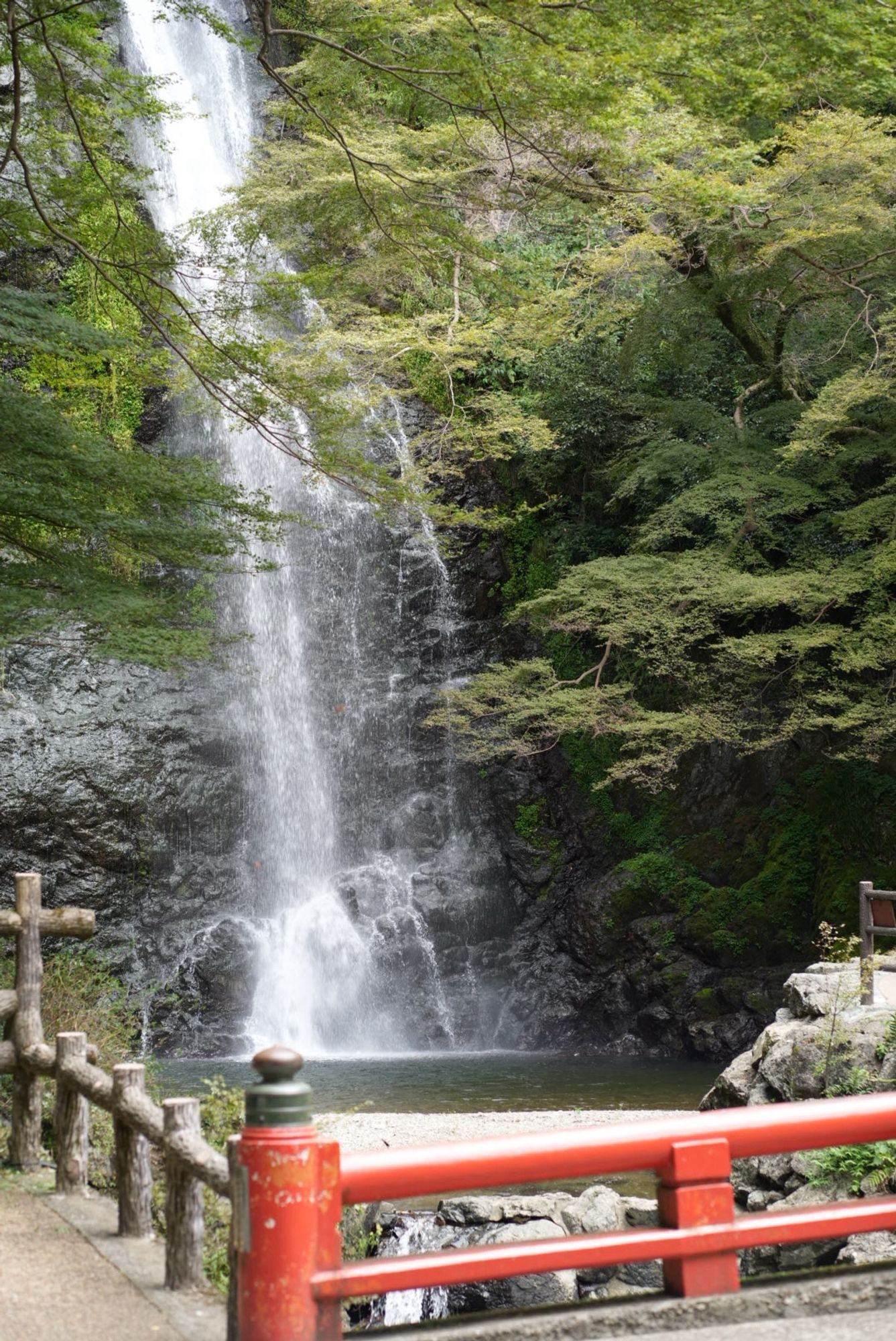 Minho Falls, man sieht das Ende der roten Brücke noch davor.