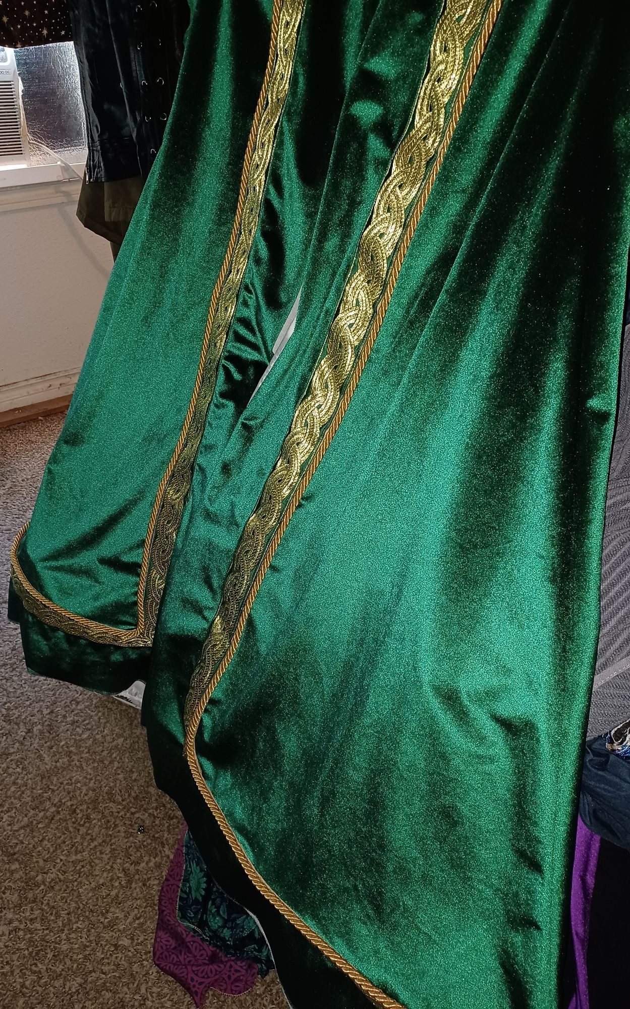 A green velvet robe with gold trim, without the fur edging.