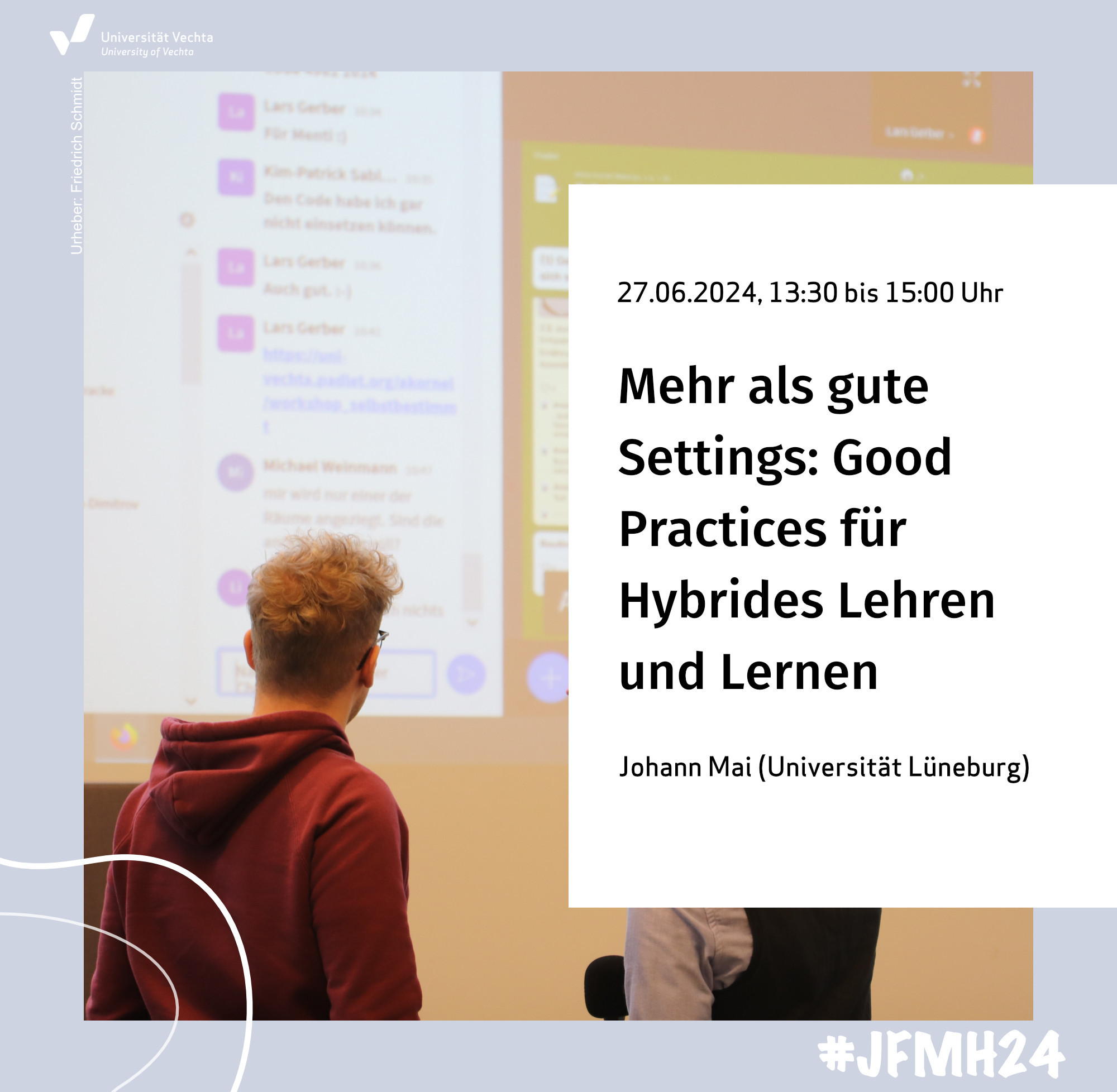 Person steht vor einem Beamerbild, welches eine Webvideokonferenz zeigt. Neben dem Bild ist folgender Text zu sehen: Posterbeitrag "Mehr als gute Settings: Good Practices für Hybrides Lehren und Lernen im Kontext institutioneller und individueller Herausforderungen " am 27.06.2024, 13:30 bis 15:00 Uhr von Johann Mai (Universität Lüneburg).