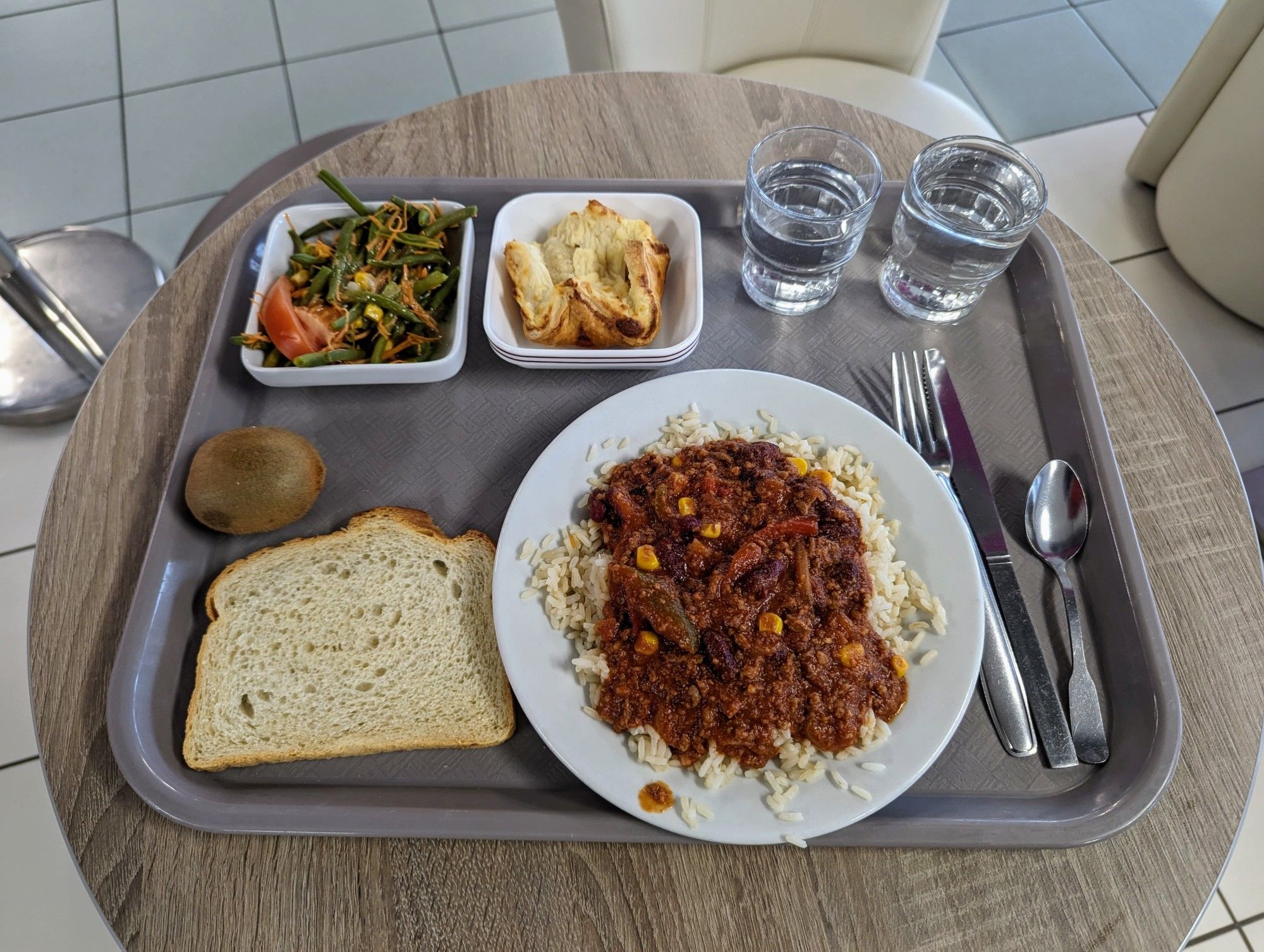 Plateau repas du RU. Entrées : haricots verts au maïs, feuilleté de chou-fleur. Plat : riz blanc et chili con carne. Dessert : kiwi.