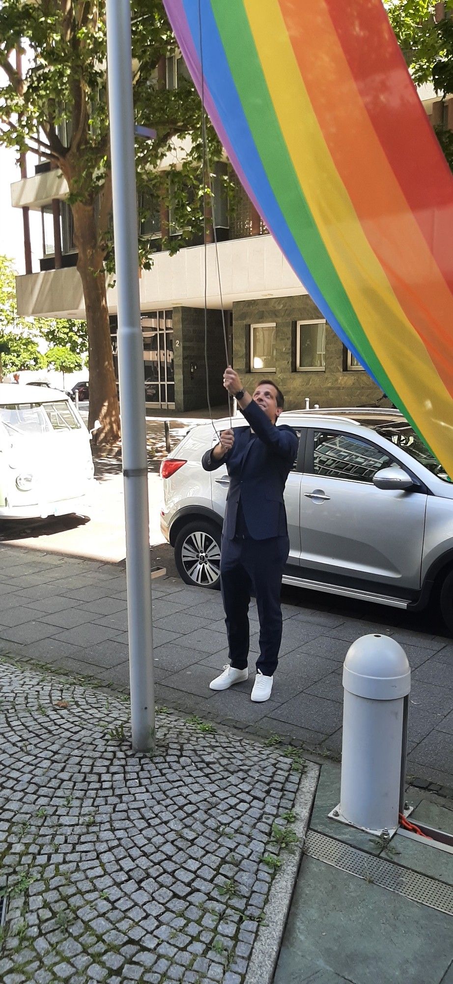 OB Nino Haase hisst in Mainz vor der Stadthaus die Regenbogen Flagge zum CSD.