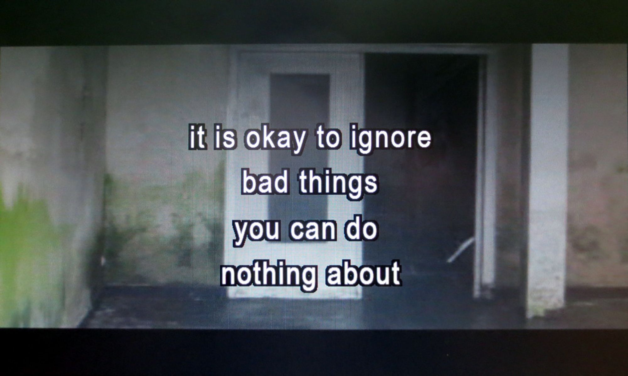 Foto van een verloederde lege kamer in een verlaten huis. Daar bovenop de Engelse tekst: it is okay to ignore bad things you can do nothing about.