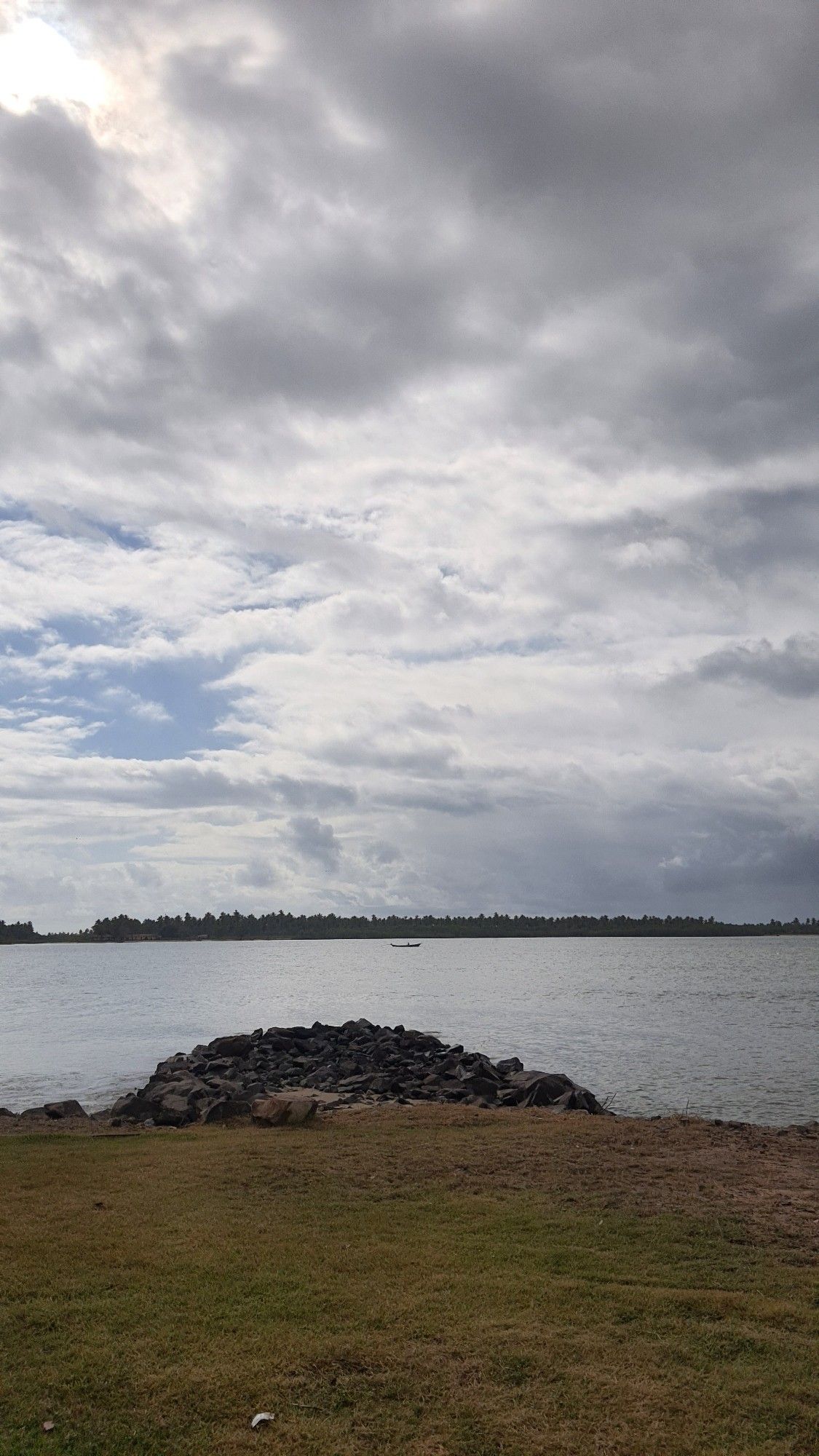 foto do rio Sergipe com a Barra dos Coqueiros ao fundo, tirada a partir da orla da praia Formosa, em Aracaju