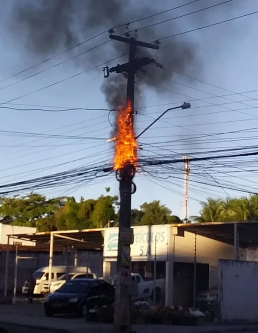 Caixa de força velha e sem manutenção pela concessionária de energia privatizada pegando fogo.