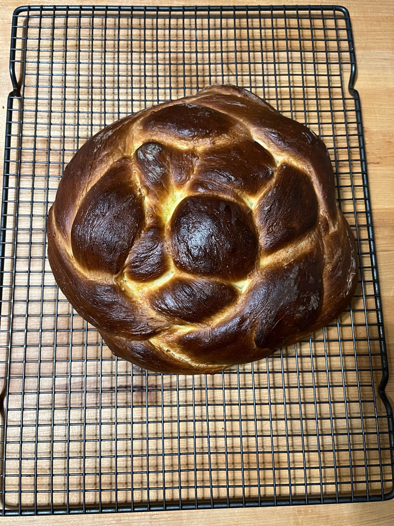 round braided challah bread