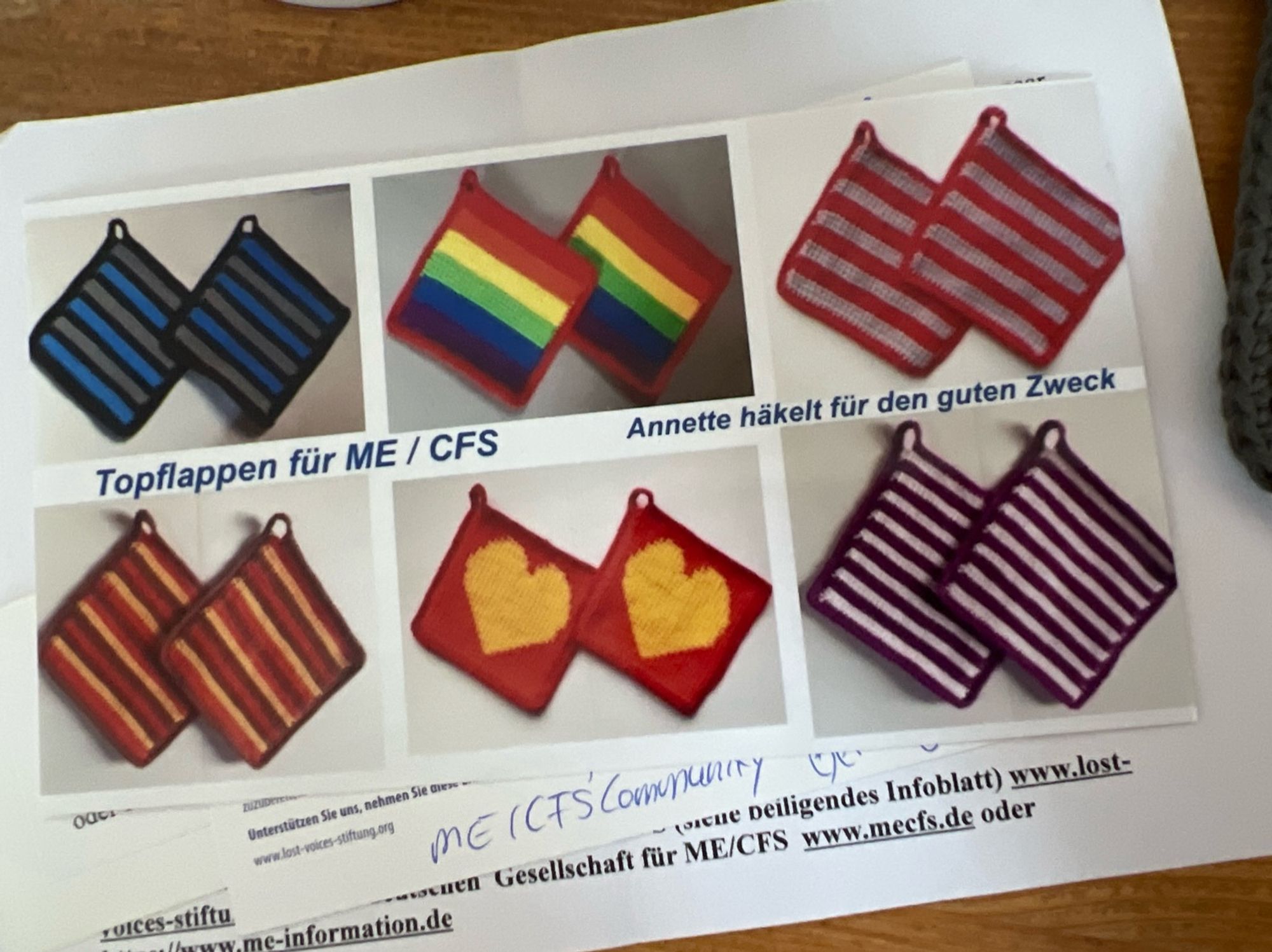 Abbildung einer Postkarte mit 6 bunten Topflappen-Paaren; dazu die Schrift: „Topflappen für ME/CFS“ und „Annette häkelt für den guten Zweck“