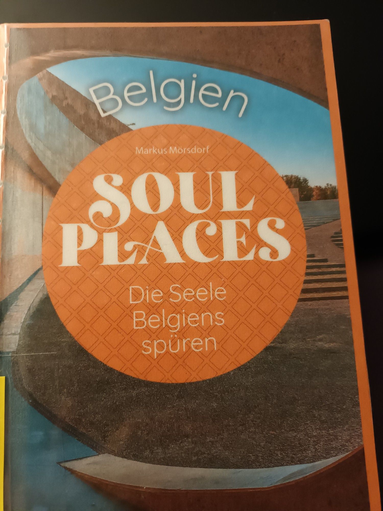 Ein Reiseführer über schöne und besondere Plätze in Belgien.Der Einband ist wie ein surrealistisches Gemälde gestaltet.