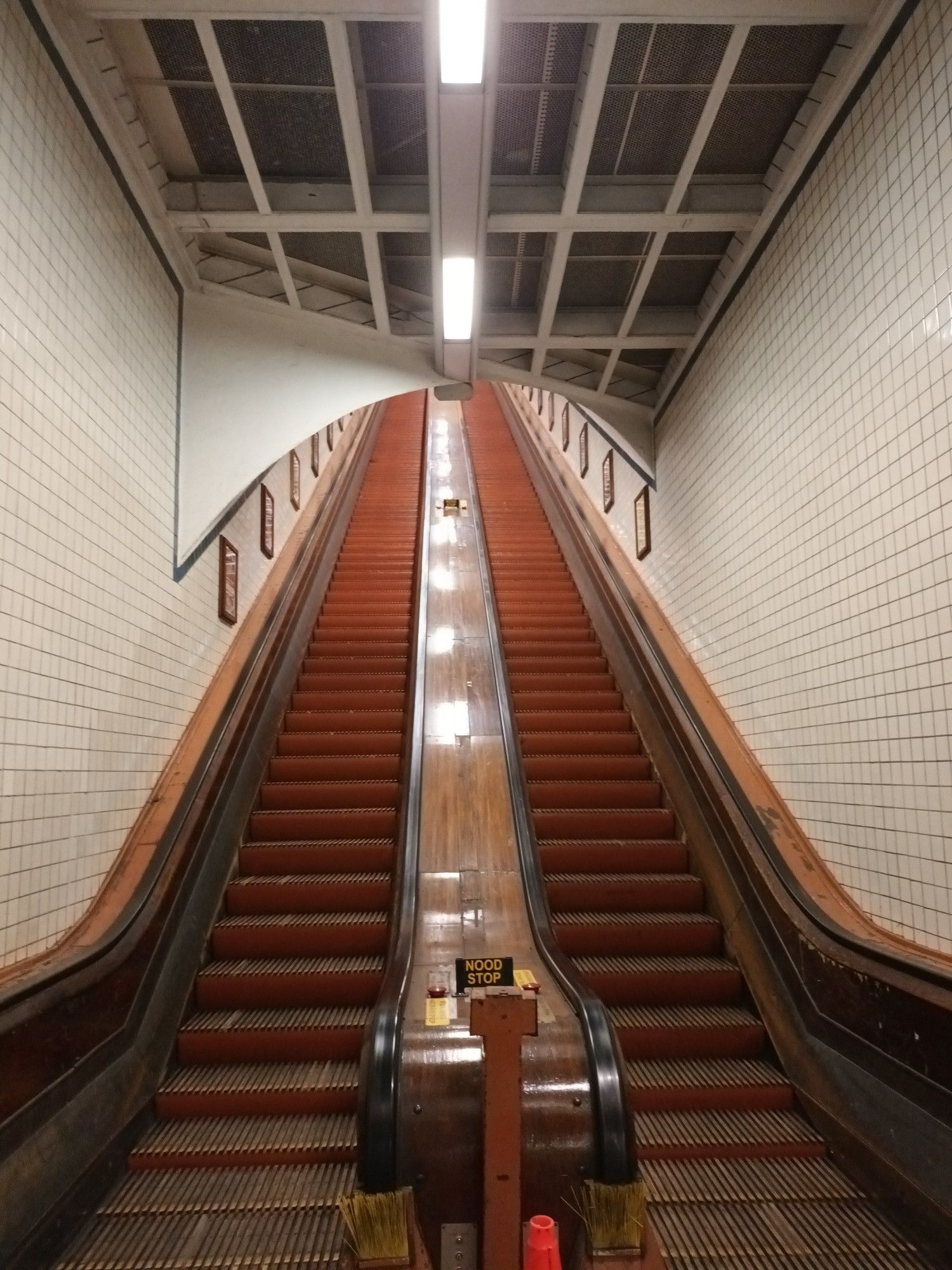 Man sieht 2 hölzerne Rolltreppen.
Die Perspektive des Fotos mit Fluchtpunkt gibt einen Eindruck über die Höhe der Rolltreppen.
Baudenkmal 1903 Sint-Anna-Tunnel Antwerpen.