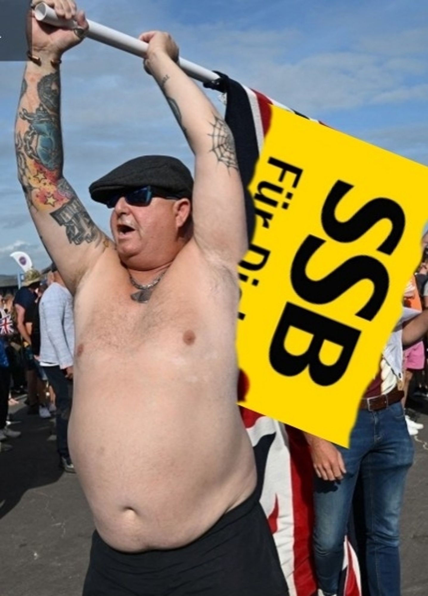 Britischer Hooligan mit Unionjack wo sehr schlecht SSB Flagge drübergeshoppt wurde