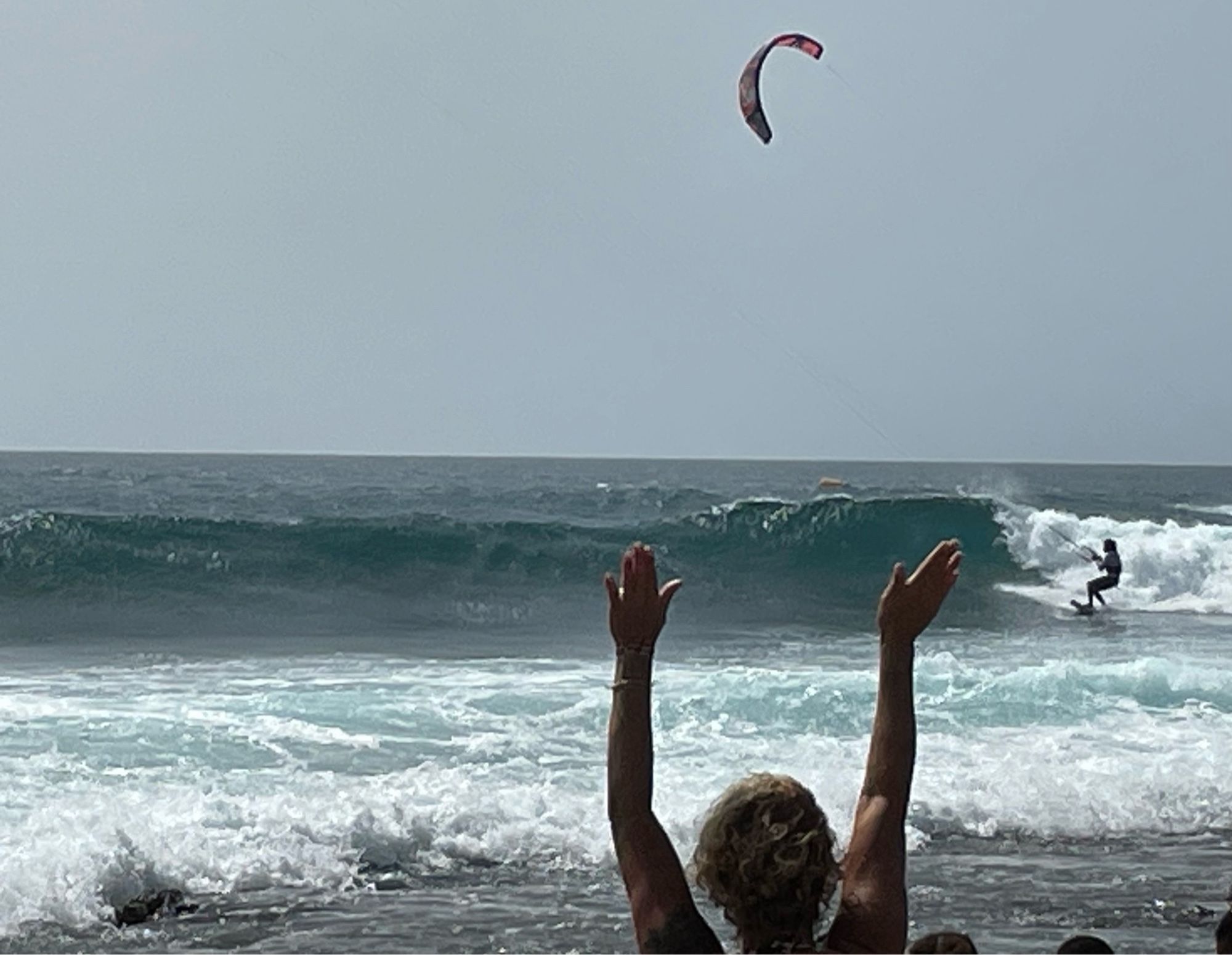 Jubelnde Zuschauerin beim Kite World Cup auf Sal / Kapverden