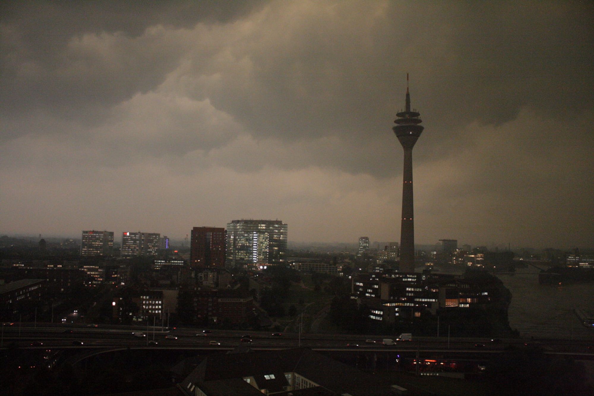 Düsseldorf, ein Blick vom Mannesmann-Hochhaus aus Richtung Stadttor (fast mittig im Bild, rechts daneben der Landtag NRW und der Rheinturm). Der Himmel komplett dunkel, Starkregen und Hagel im Anmarsch.