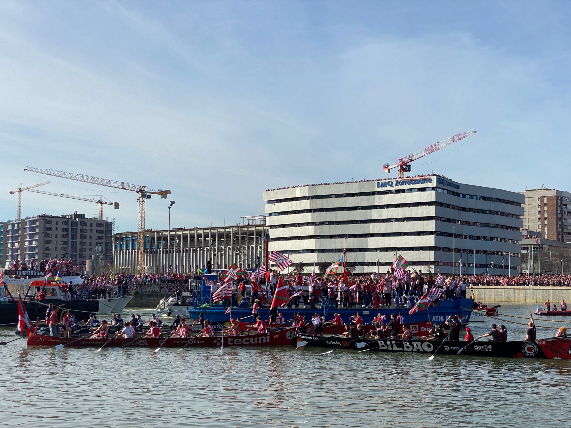 Gabarra on the river with Athletic Club players