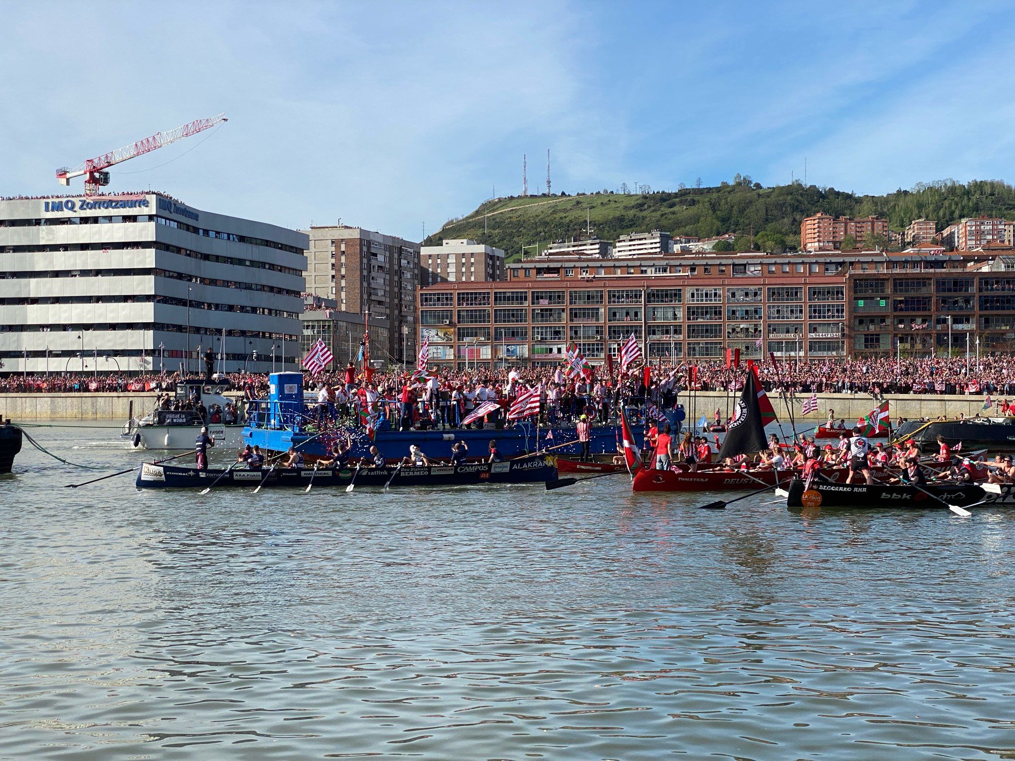 Gabarra with Athletic Club players and other boats