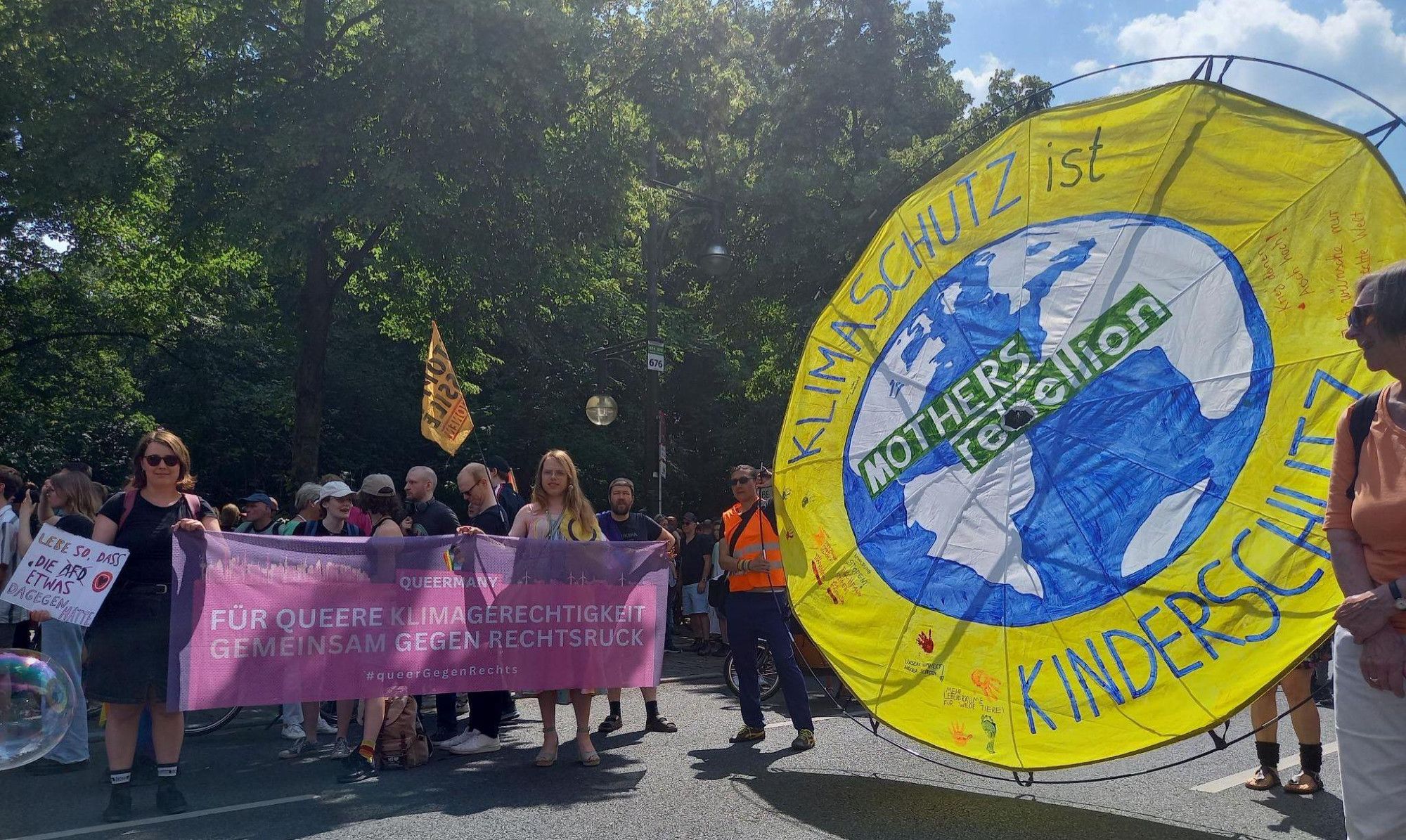 Banner sowie Aktivisties von Queermany, Aktivisties von Letzte Generation, Aktivisties von Mothers* Rebellion und Exintinction Rebellion Aktivisties.