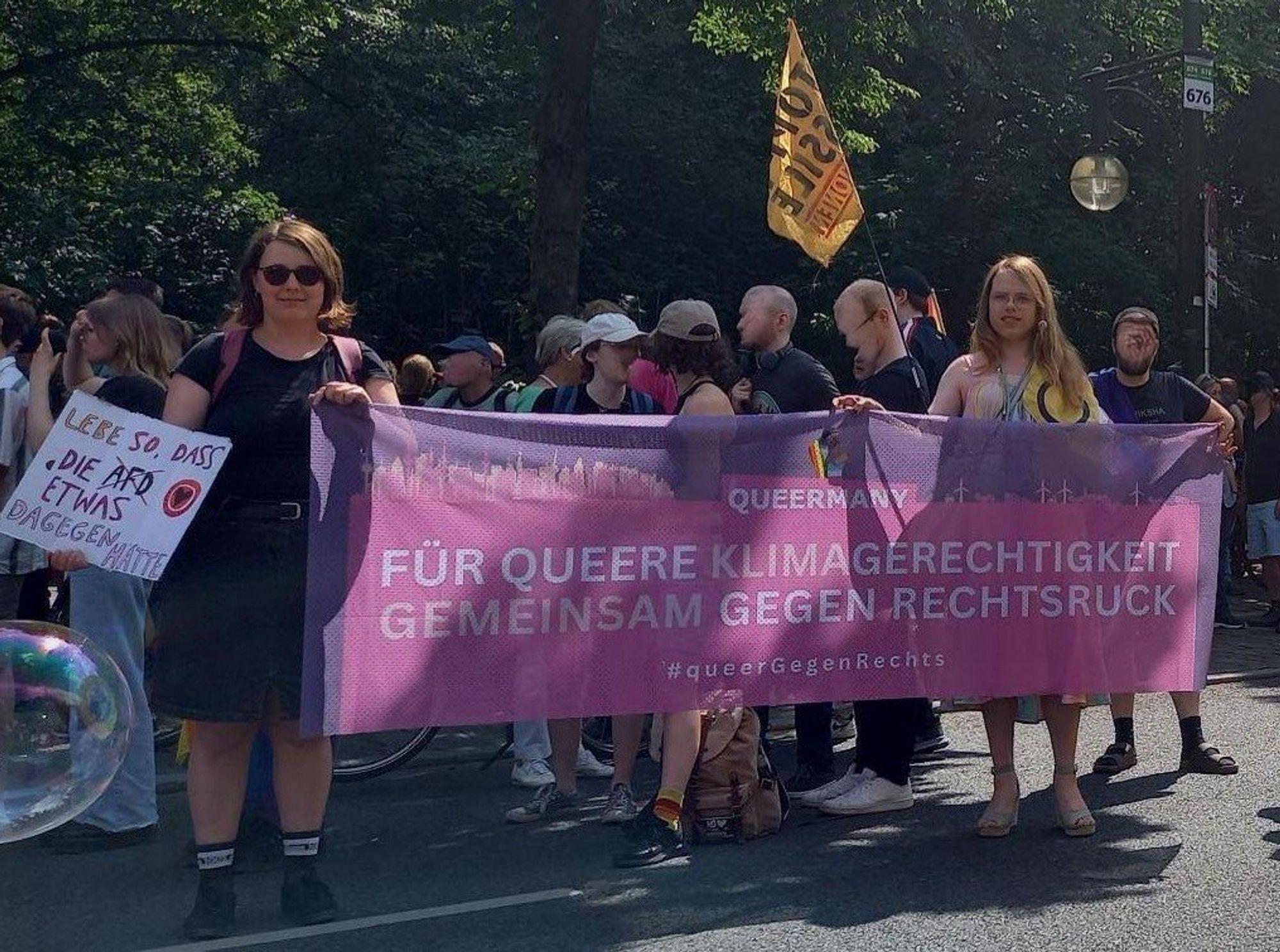 Banner "für queere Klimagerechtigkeit, gemeinsam gegen Rechtsruck", von der neuen #queerGegenRechts-Kampagne von Queermany.