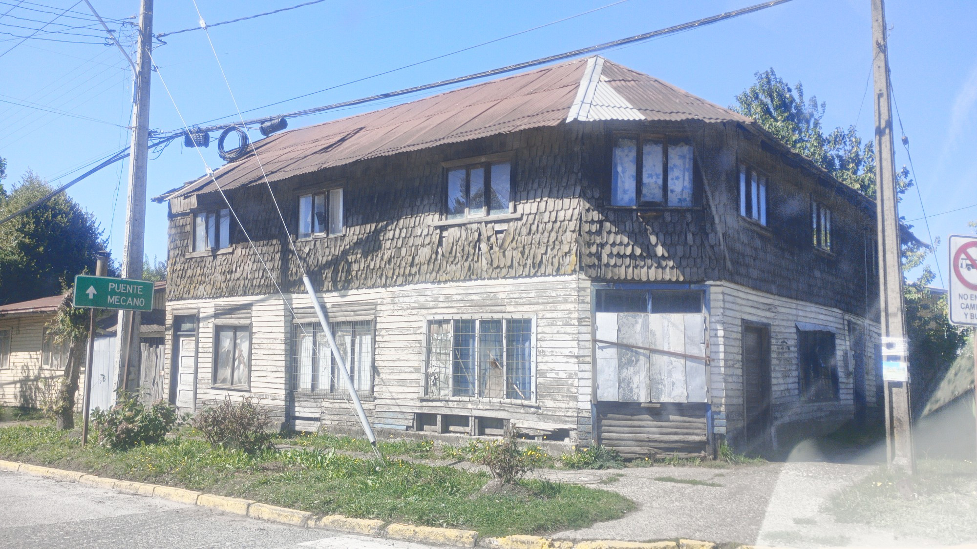 An old thatched house in Los Lagos, characteristic of the style used in the late 19th and early 20th century on the region, with redwood thatches