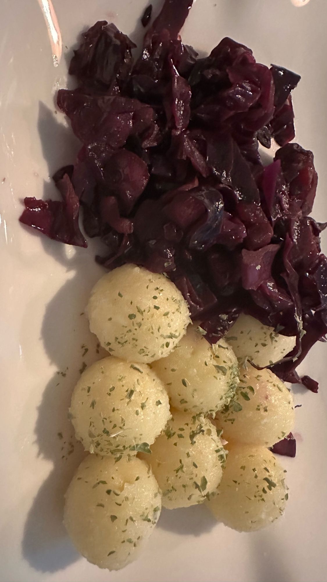 Ein Teller mit Rotkohl und Klößen