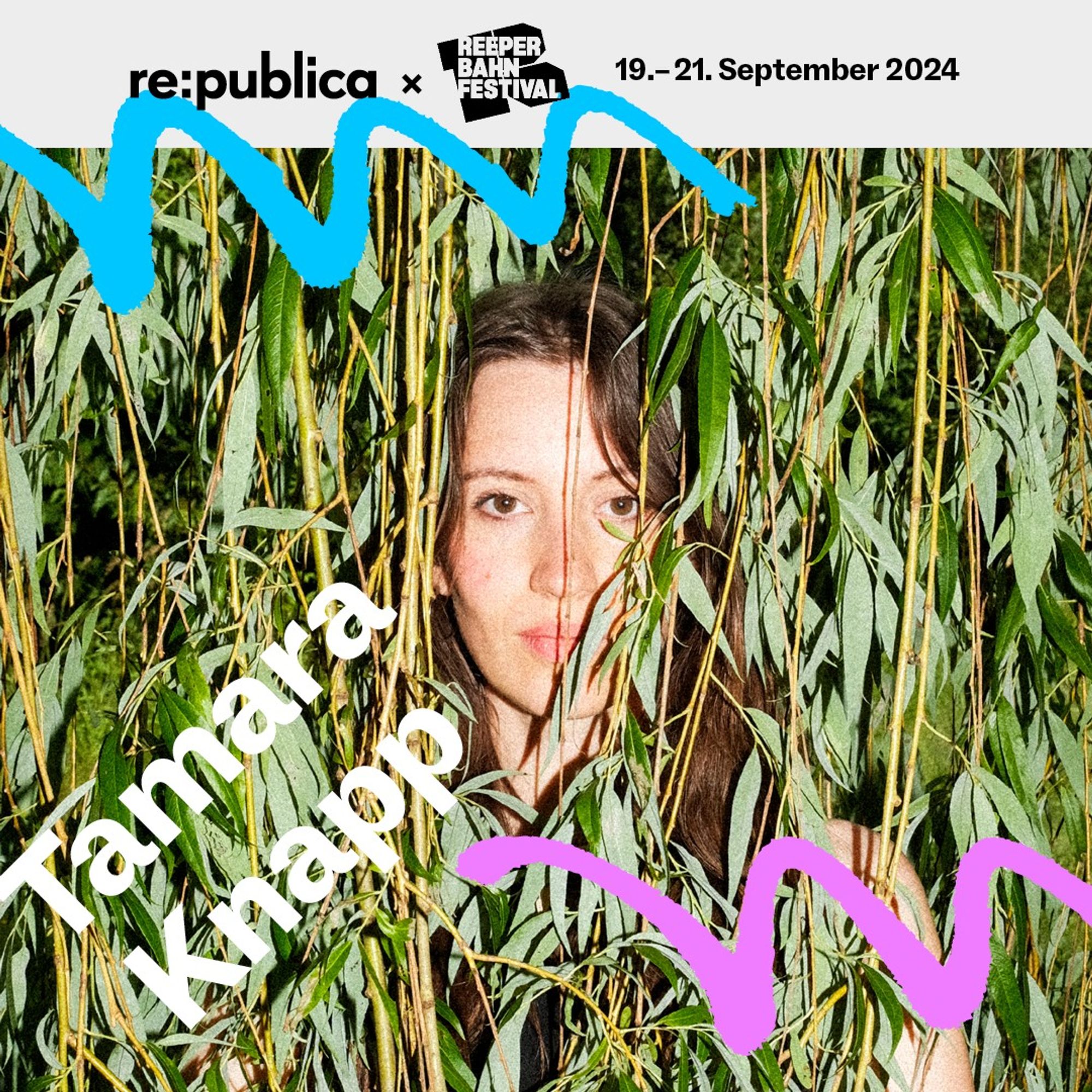 Speaker-Visual mit Tamara Knapp, deren Gesicht hinter einem Eukalyptus-Busch zu erkennen ist. Die re:publica Hamburg findet von 19.-21. September im Rahmen des Reeperbahn Festivals statt.