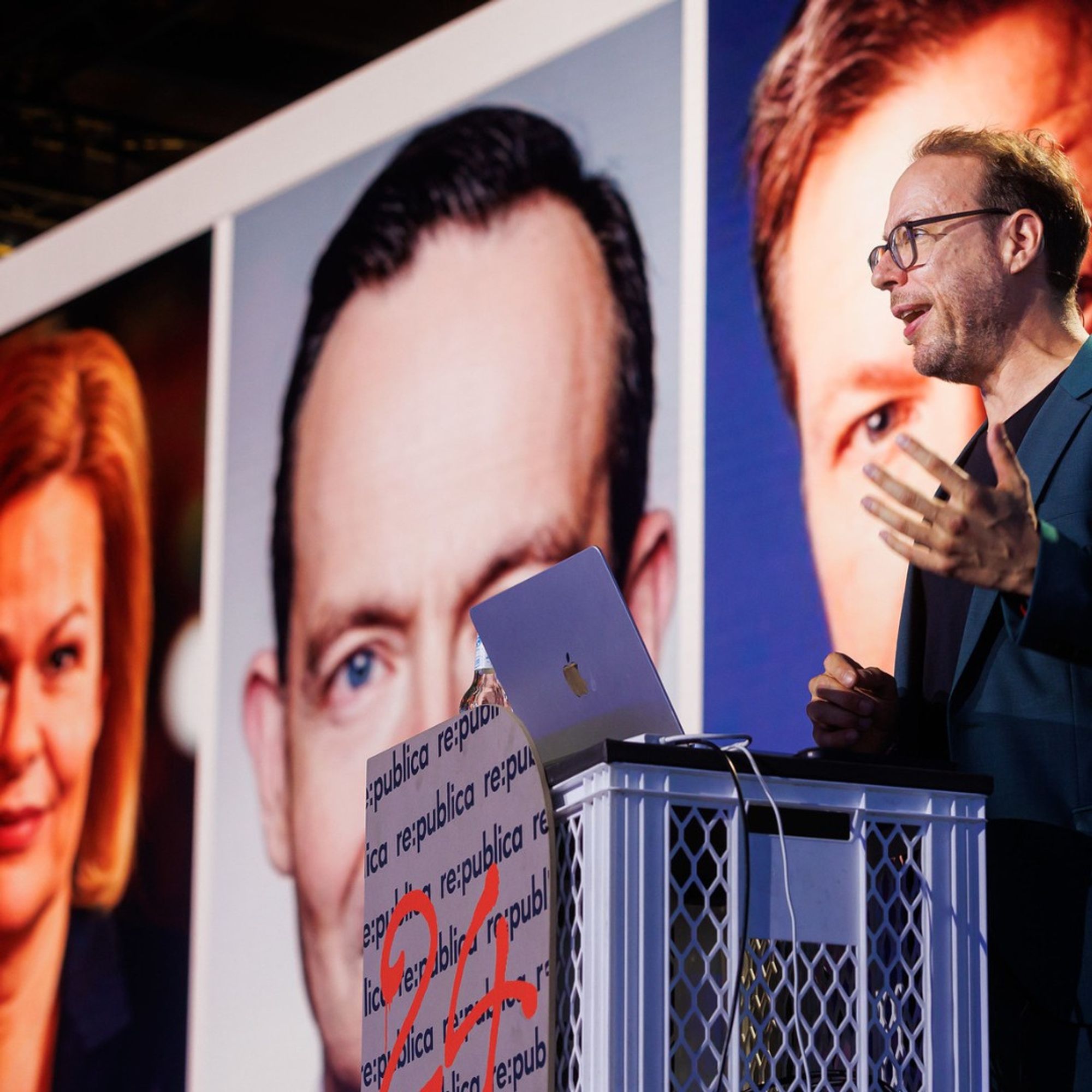 Markus Beckedahl steht auf der #rp24-Bühne und hält eine Keynote.