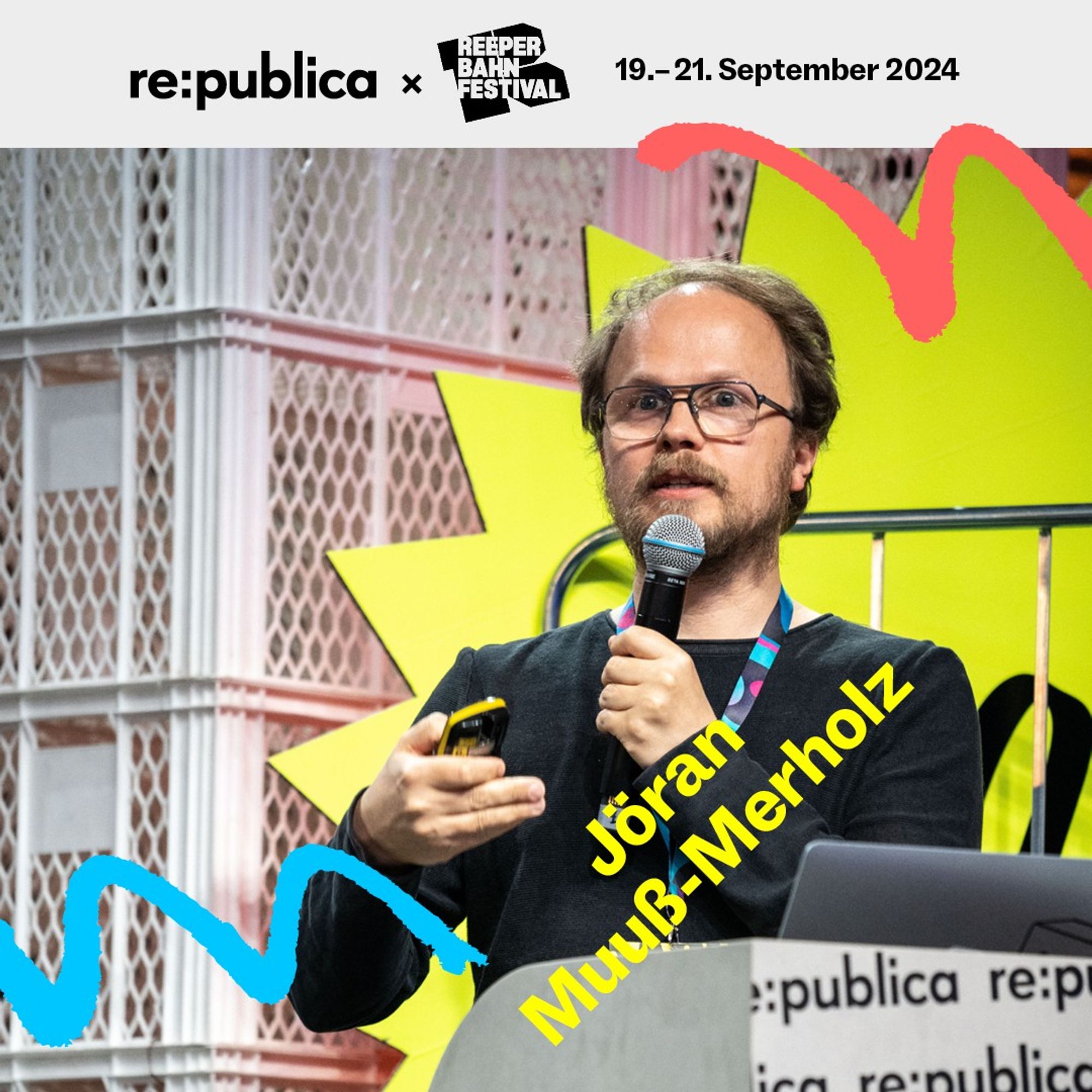 Speaker-Visual mit Jöran Muuß-Merholz. Jöran ist auf dem Foto als Sprecher auf der re:publica 24 zu sehen. Er trägt eine Brille und hält ein Mikrofon in der Hand.