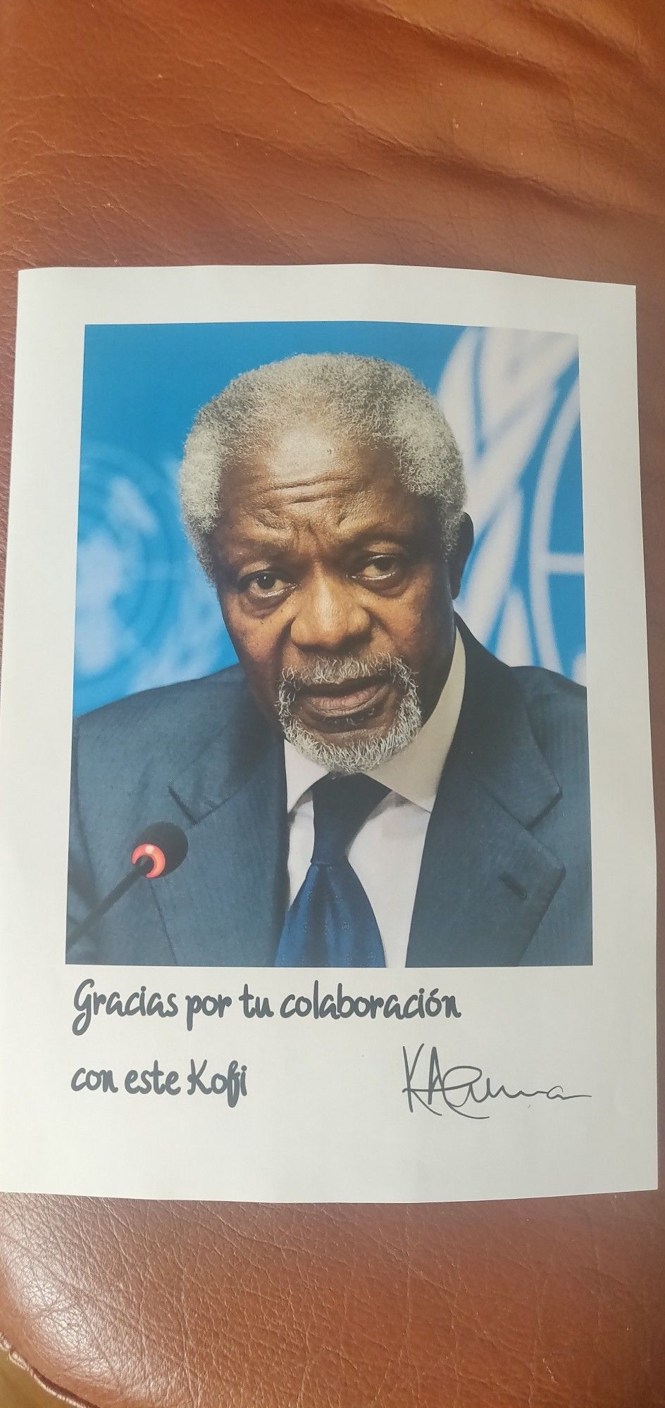 Una foto de Kofi Annan con un mensaje escrito a mano debajo que dice: "Gracias por tu colaboración con este Kofi".