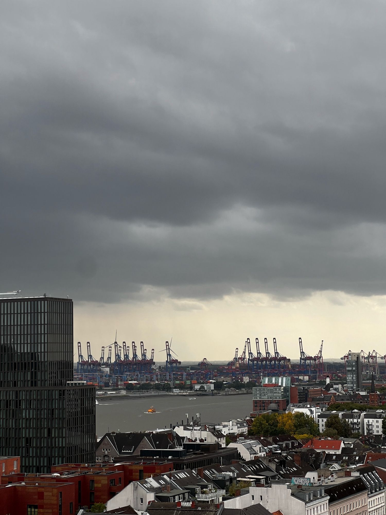 Ausblick von oben auf Hamburger Hafen