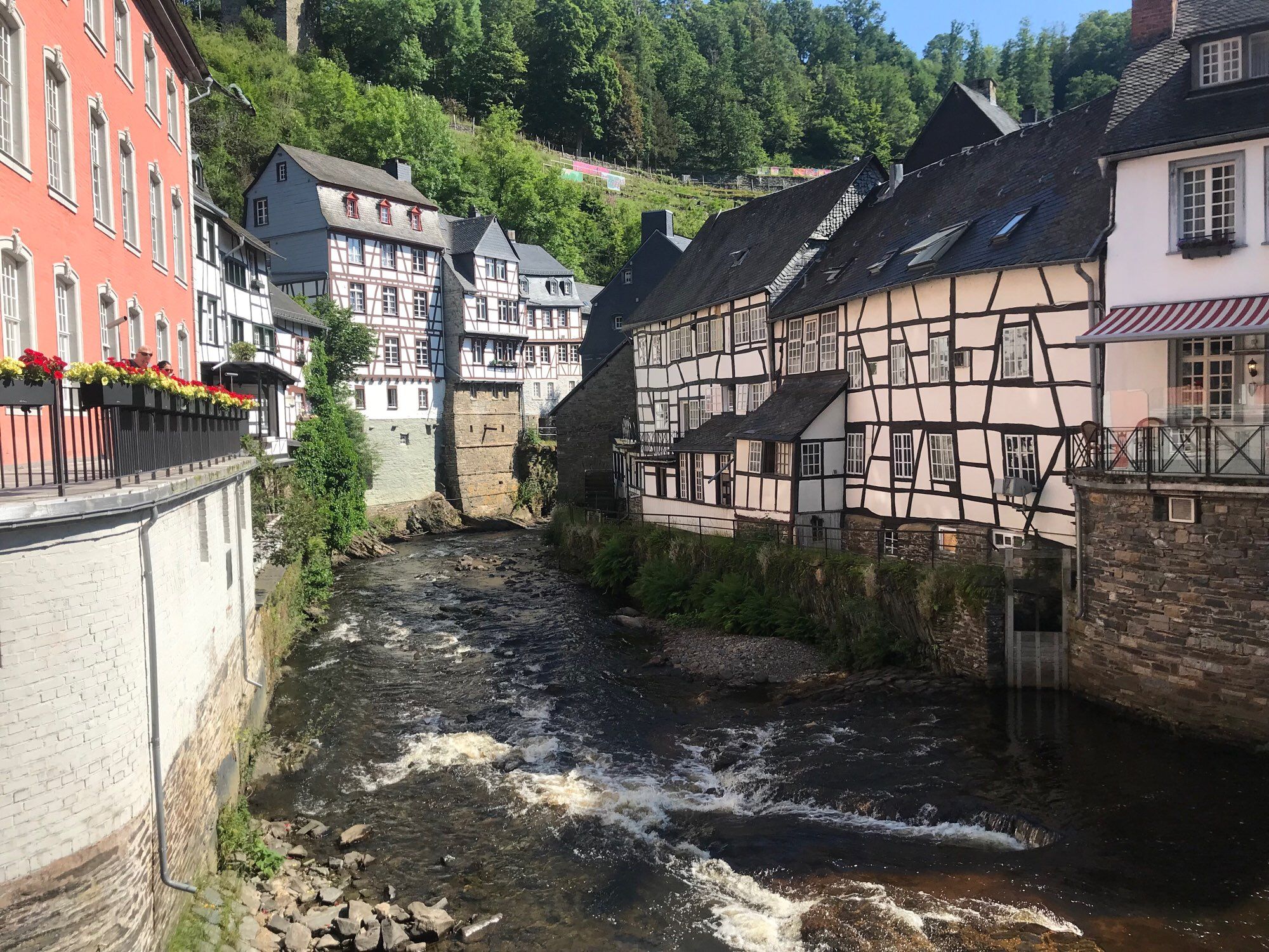 Die Rur in Monschau, rechts und links Fachwerkhäuser