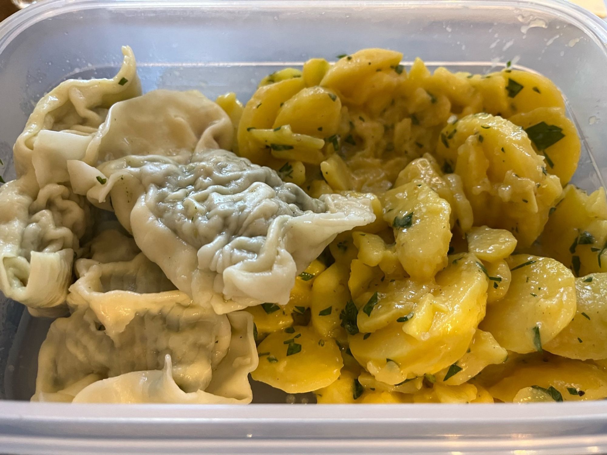 Maultaschen mit Kartoffelsalat in Tupperware