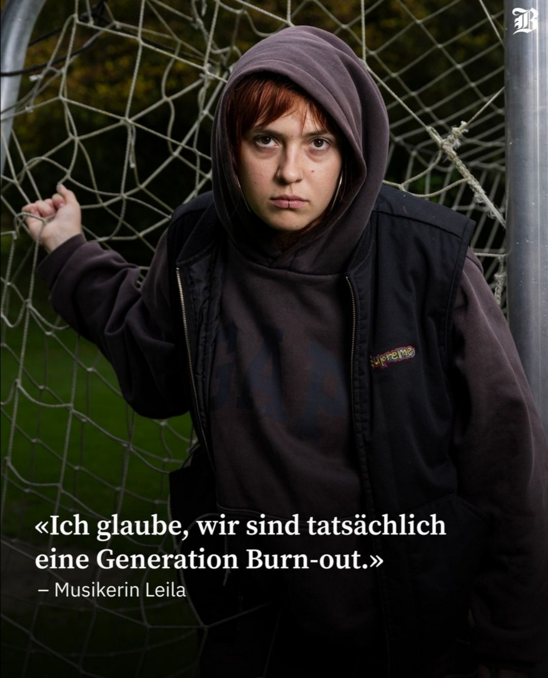 Ein screenshot von einer instagram story der zeitung der bund. Darauf abgebildet ist die musikerin leila in hoodie mit kapuze auf alles bisschen dark/goth themed. 
Darunter steht: 'ich glaube, wir sind tatsächlich eine generation burn-out.' Zitat musikerin leila