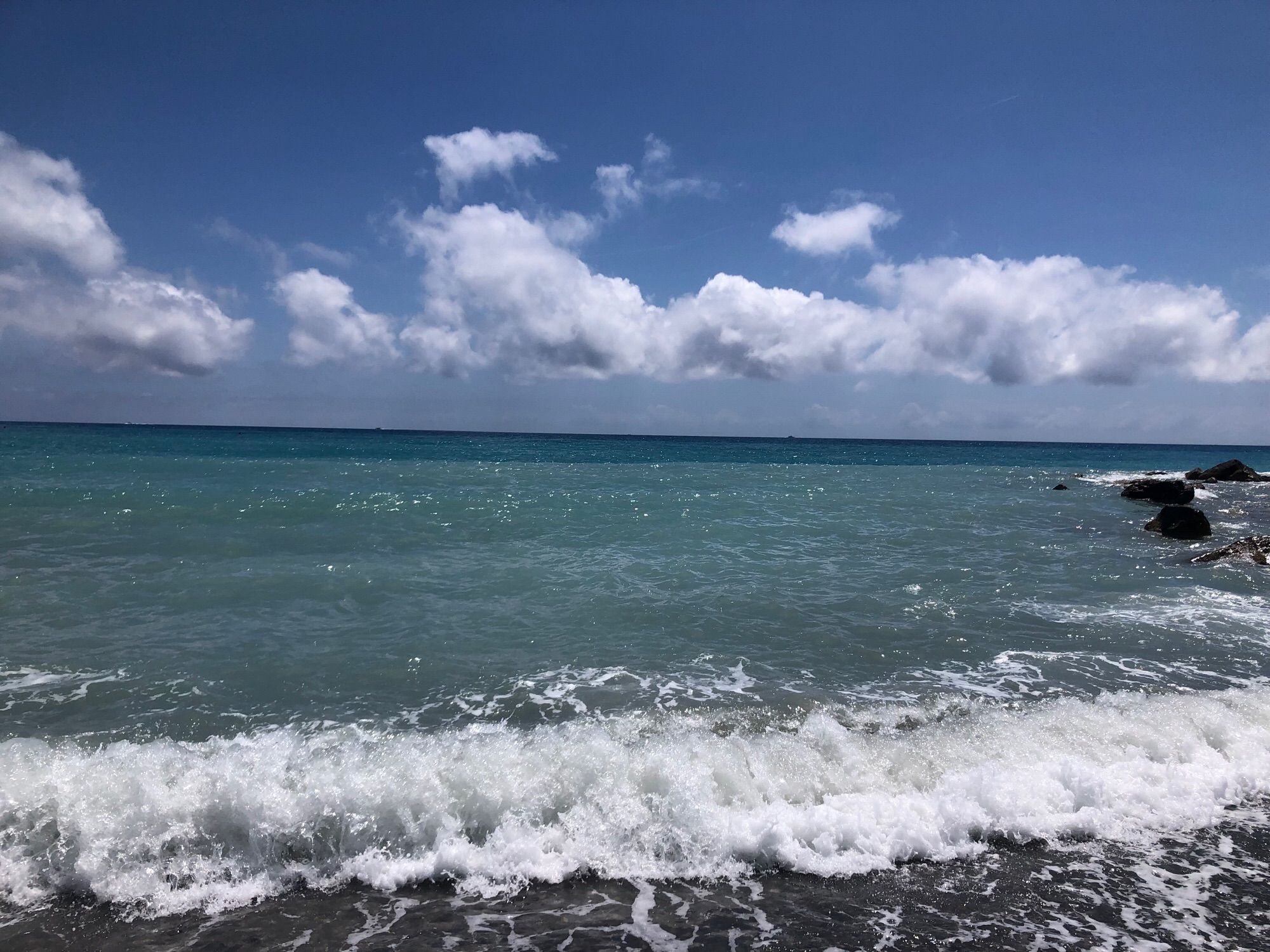 Blick aufs blaue schöne Meer. Wellen brechen an Strand