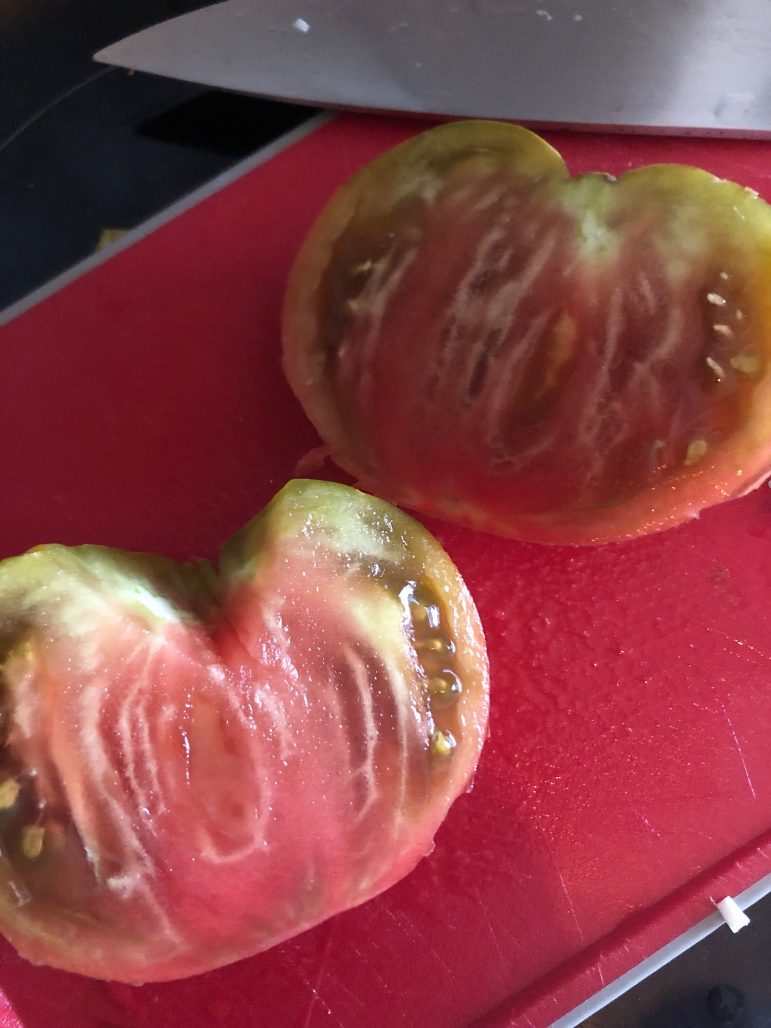 Die aufgeschnittene Tomate. Schön saftig.