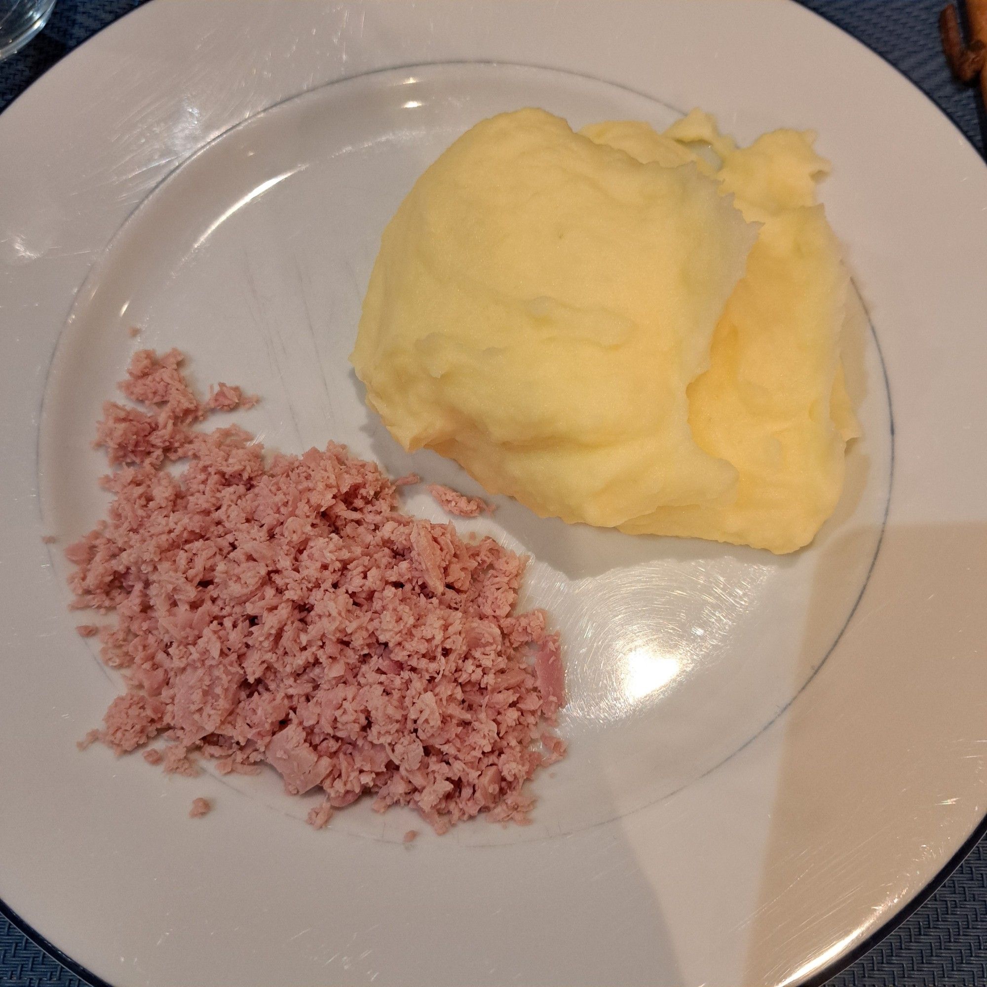 Purée de patates, jambon hâché. Deux beaux pâtes dans une assiette pas glop