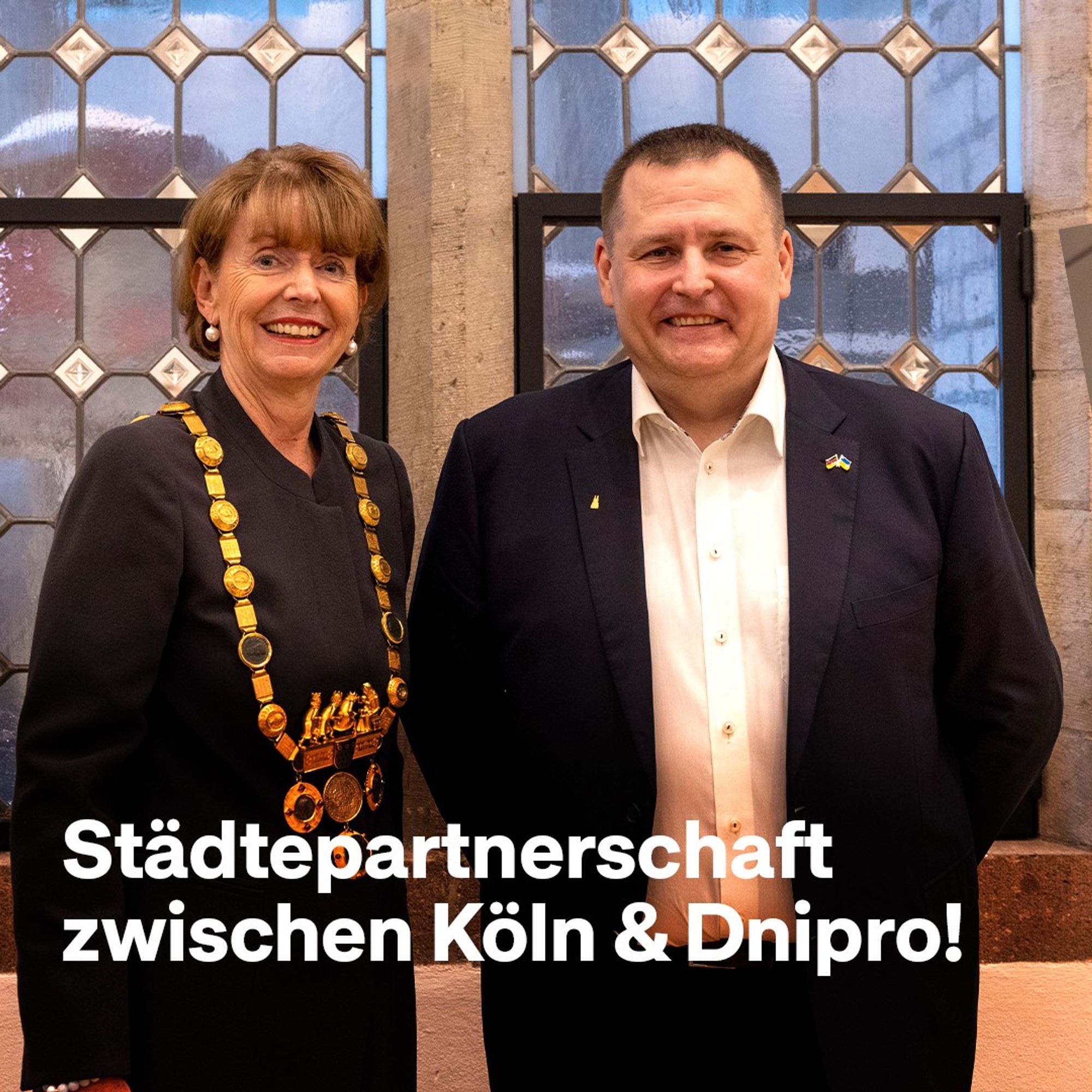 Die Millionenstadt Dnipro im Südosten der Ukraine und Köln sind seit dem 28. August 2024 offiziell Partnerstädte. An diesem Tag unterschrieben Oberbürgermeisterin Henriette Reker und der Bürgermeister von Dnipro, Borys Filatov, eine Urkunde, die diese Städtepartnerschaft besiegelt.

Sie sind auf dem Foto zu sehen. Daneben steht auf dem Foto: „Städtepartnerschaft zwischen Dnipro und Köln“