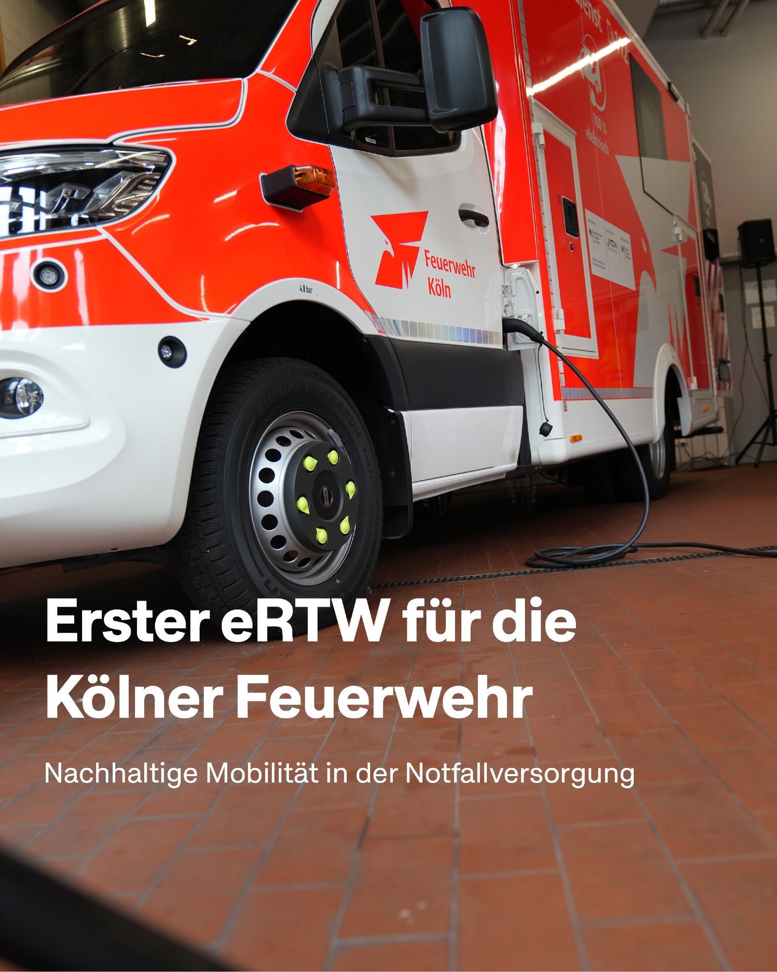 Auf dem Foto ist ein elektrisch angetriebener Rettungswagen zu sehen. Auf dem Foto steht: "Erster eRTW für die Kölner Feuerwehr.
Nachhaltige Mobilität in der Notfallversorgung."