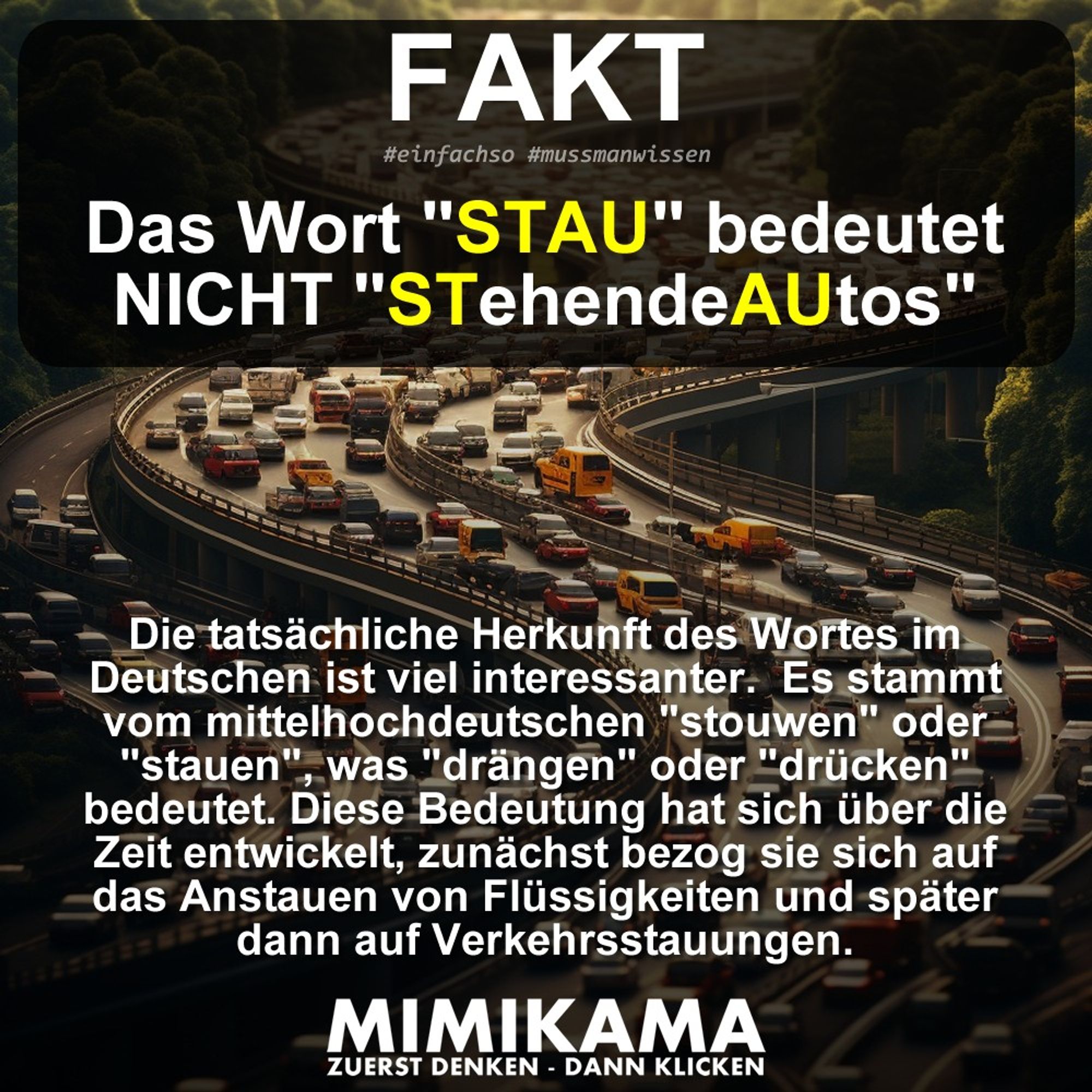 Eine Informationsgrafik mit dem Titel "FAKT" und einer Erklärung auf Deutsch, dass das Wort "Stau" nicht für "stehende Autos" steht, sondern eine mittelhochdeutsche Herkunft hat. Im Hintergrund ist ein dichter Verkehrsstau auf einer Autobahnkurve sichtbar. Quellenangabe unten rechts auf der Grafik: Mimikama