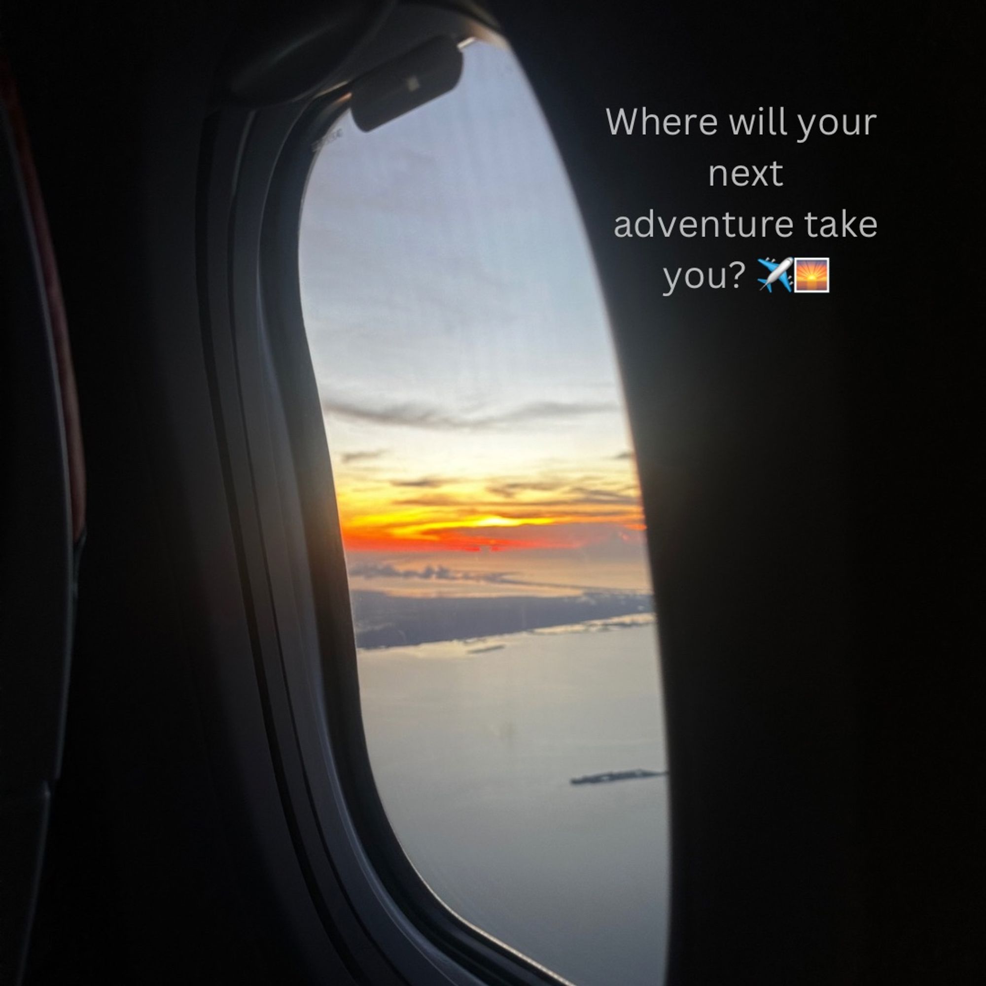 A view from a plane window, capturing the expansive blue skies and the vibrant turquoise waters of the Mexican Caribbean. 

Una vista desde la ventana de un avión, capturando el vasto cielo azul y las vibrantes aguas turquesas del Caribe Mexicano.