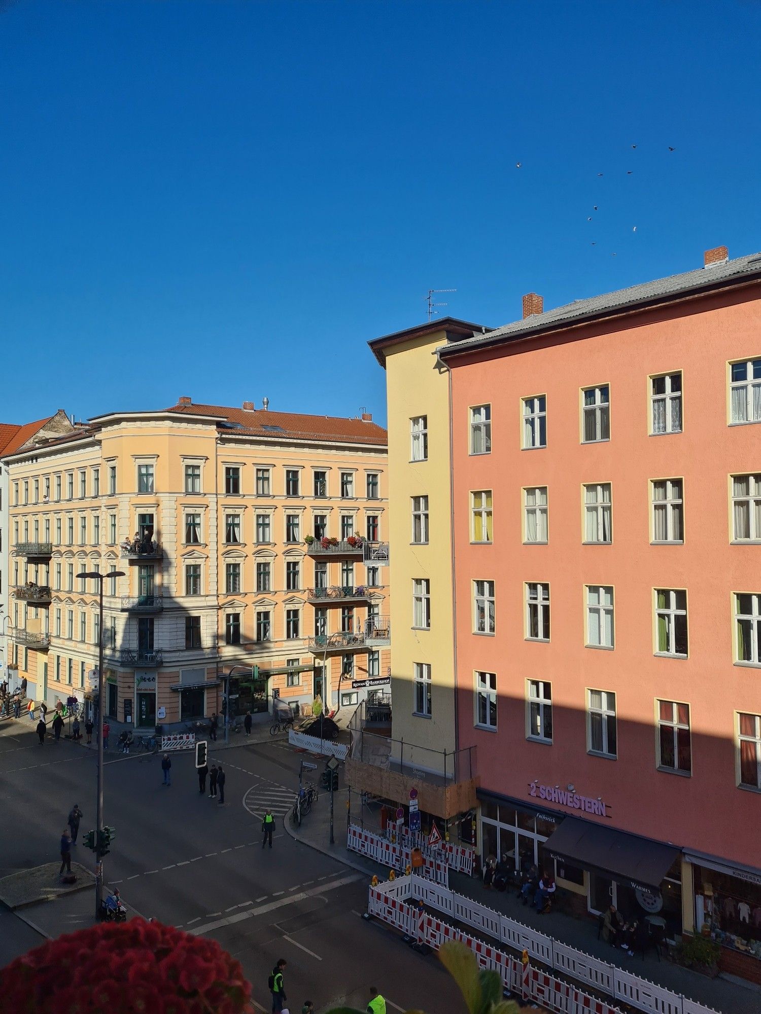 Blick vom Balkon auf die gegenüberliegenden Häuser im Sonnenschein