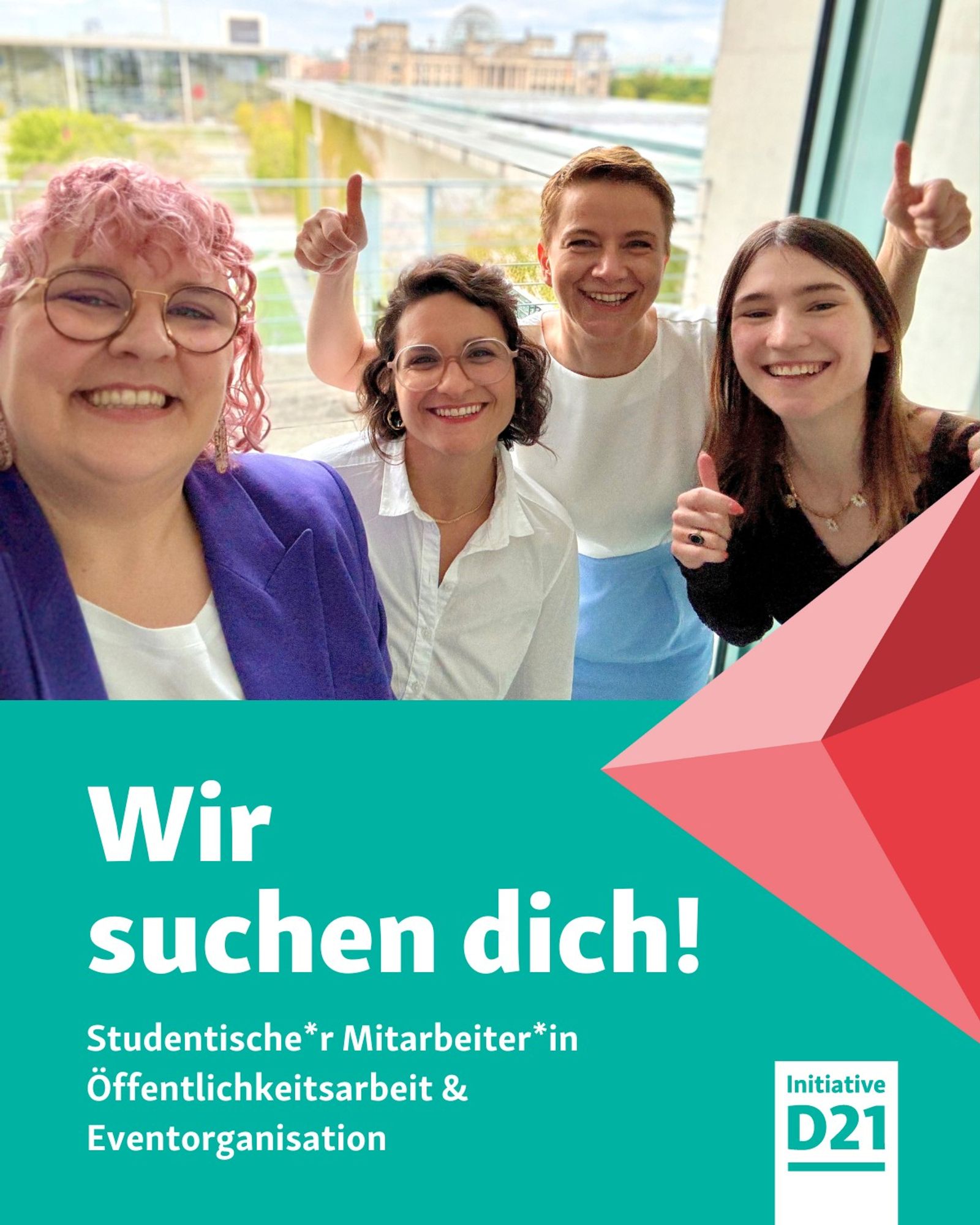 Wir suchen dich - Studentische*r Mitarbeiter*in
Öffentlichkeitsarbeit & Eventorganisation (dazu ein Foto von 4 D21-Mitarbeiterinnen im Bundeskanzleramt, die in die Kamera grinsen)