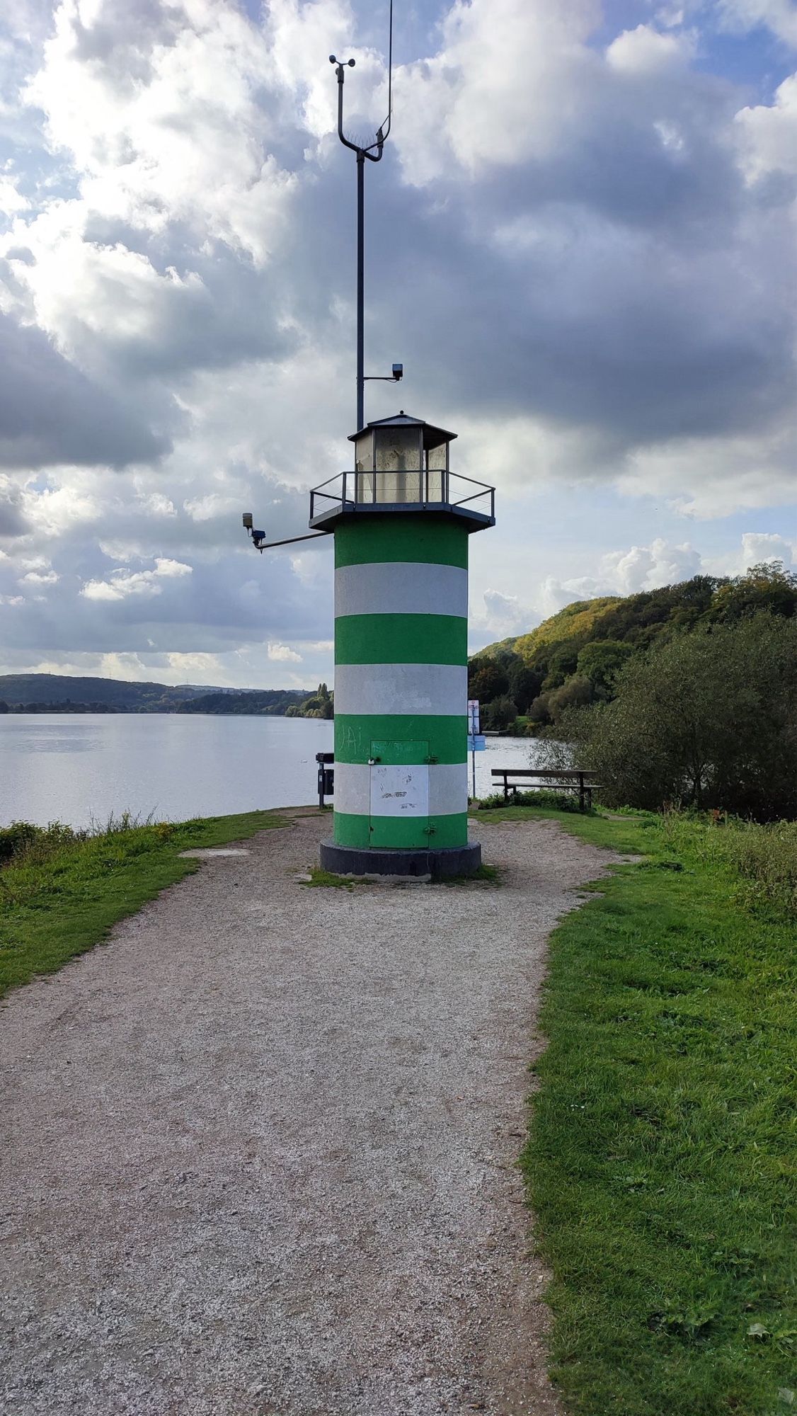 Ein kleiner grün weiß gestreifter Leuchtturm