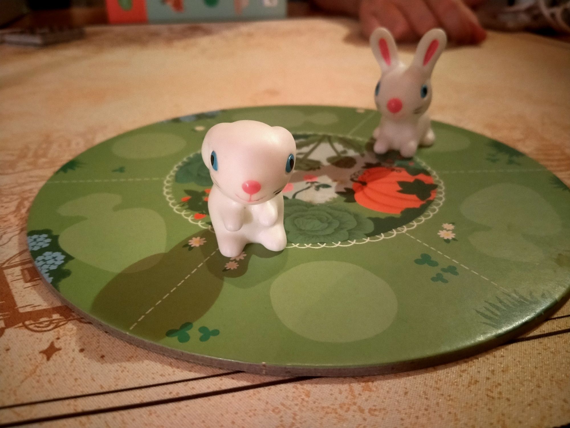 Petit lapin en plastique blanc avec oreilles baissées qui ressemble plus à un rat avec lapin avec oreilles levées.